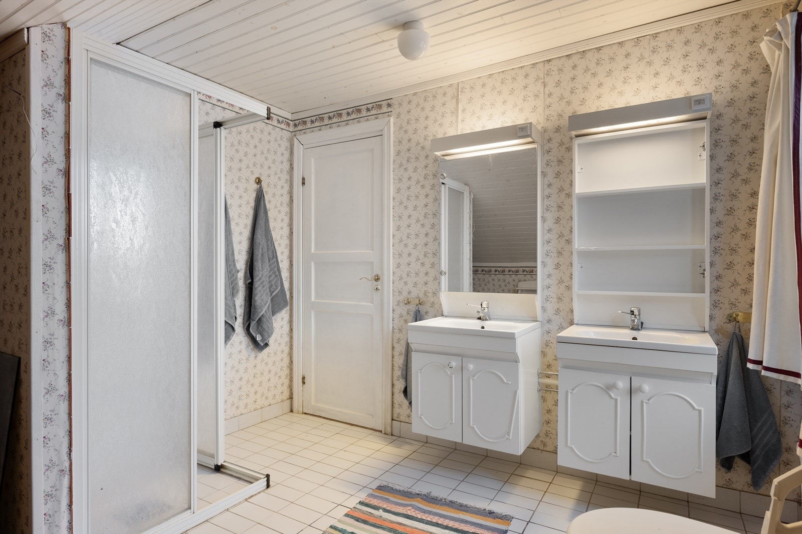 ..og inneholder toalett, bidet, dusjkabinett og to servanter. Galleribilde