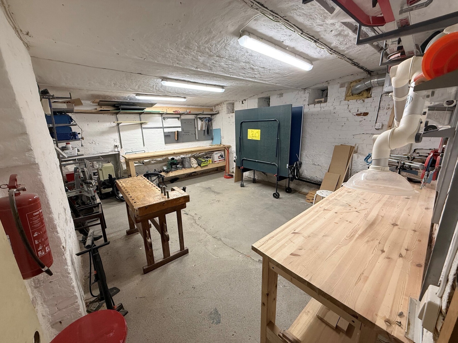 Videre har borettslaget en felles verktøy- og smørebod tilgjengelig for utlån og bruk, med blant annet drill, sløydbenk, sager, utstyr til skismøring og annet praktisk utstyr. Godt ventilert. Galleribilde