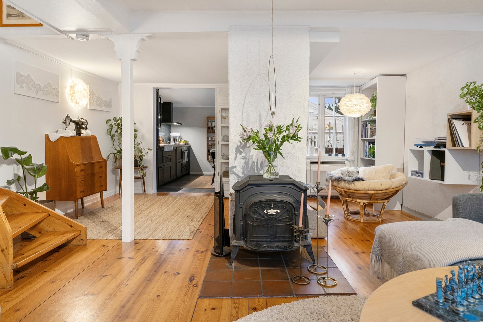 Peis og varmepumpe i boligen sørger for ekstra varme og hygge på kalde dager. Galleribilde