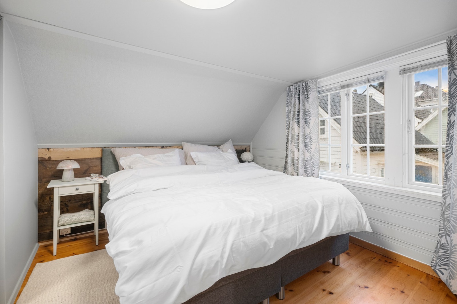 Hovedsoverom med skråtak, lyse vegger og stort vindu som gir godt med naturlig lys. God garderobe med speil. Galleribilde