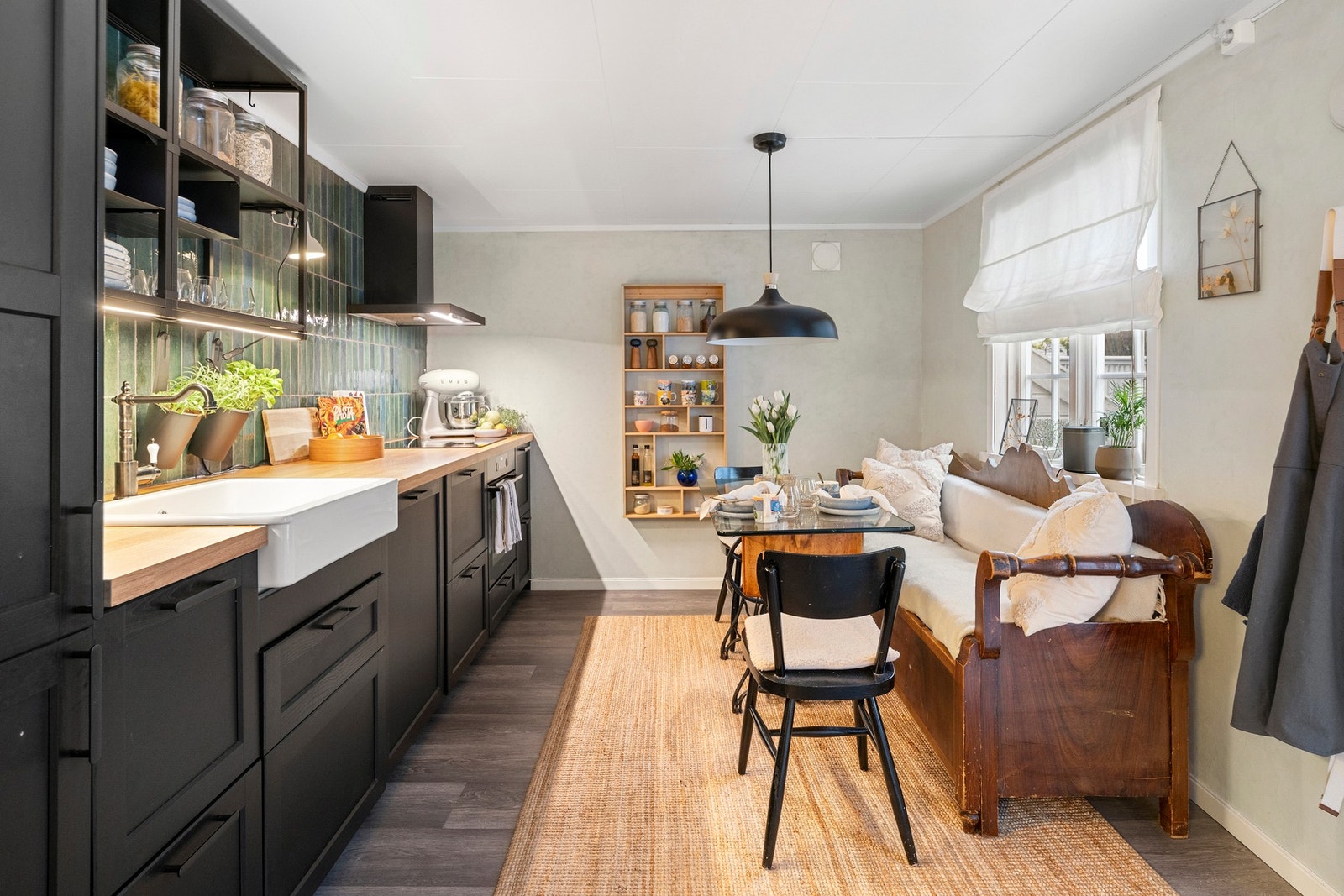 IKEA kjøkken oppusset i 2020 med integrerte hvitevarer og plass for spisebord. Galleribilde