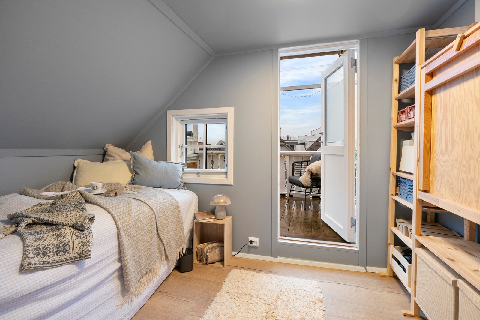 Soverom nr 2 med utgang til liten balkong med utsikt over nærområdet. Galleribilde