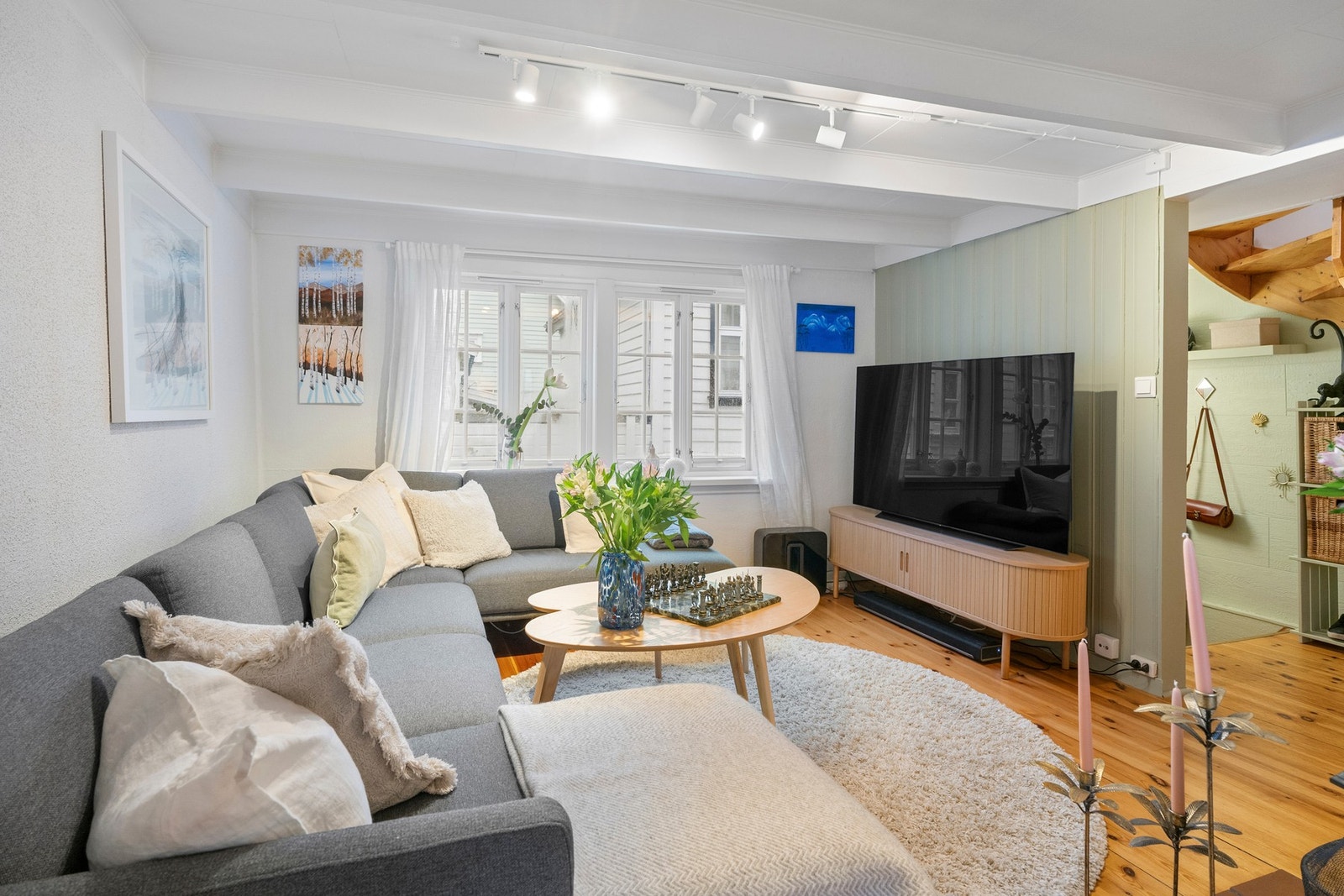 Boligen har byggeår 1862 og fremstår med mye sjel og sjarm i kombinasjon med nyere oppgraderinger. Galleribilde