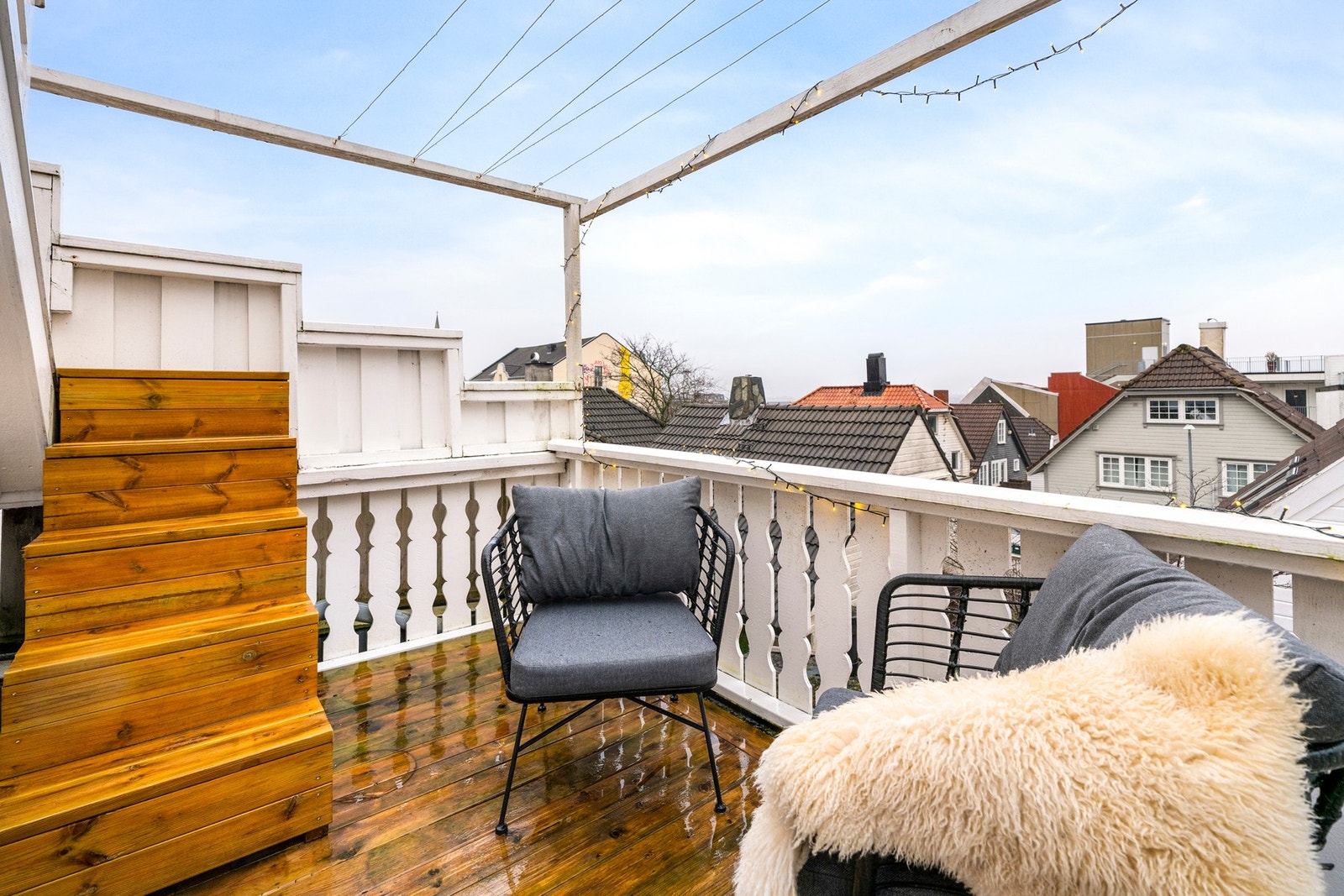 En trapp i tre fører opp til takterrassen. Galleribilde