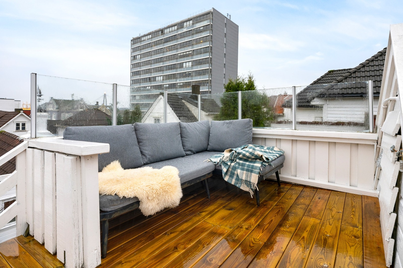 Takterrasse med glassrekkverk og plass til en god sofakrok. Den solrike takterrassen er et av eiendommens absolutte høydepunkter. Galleribilde