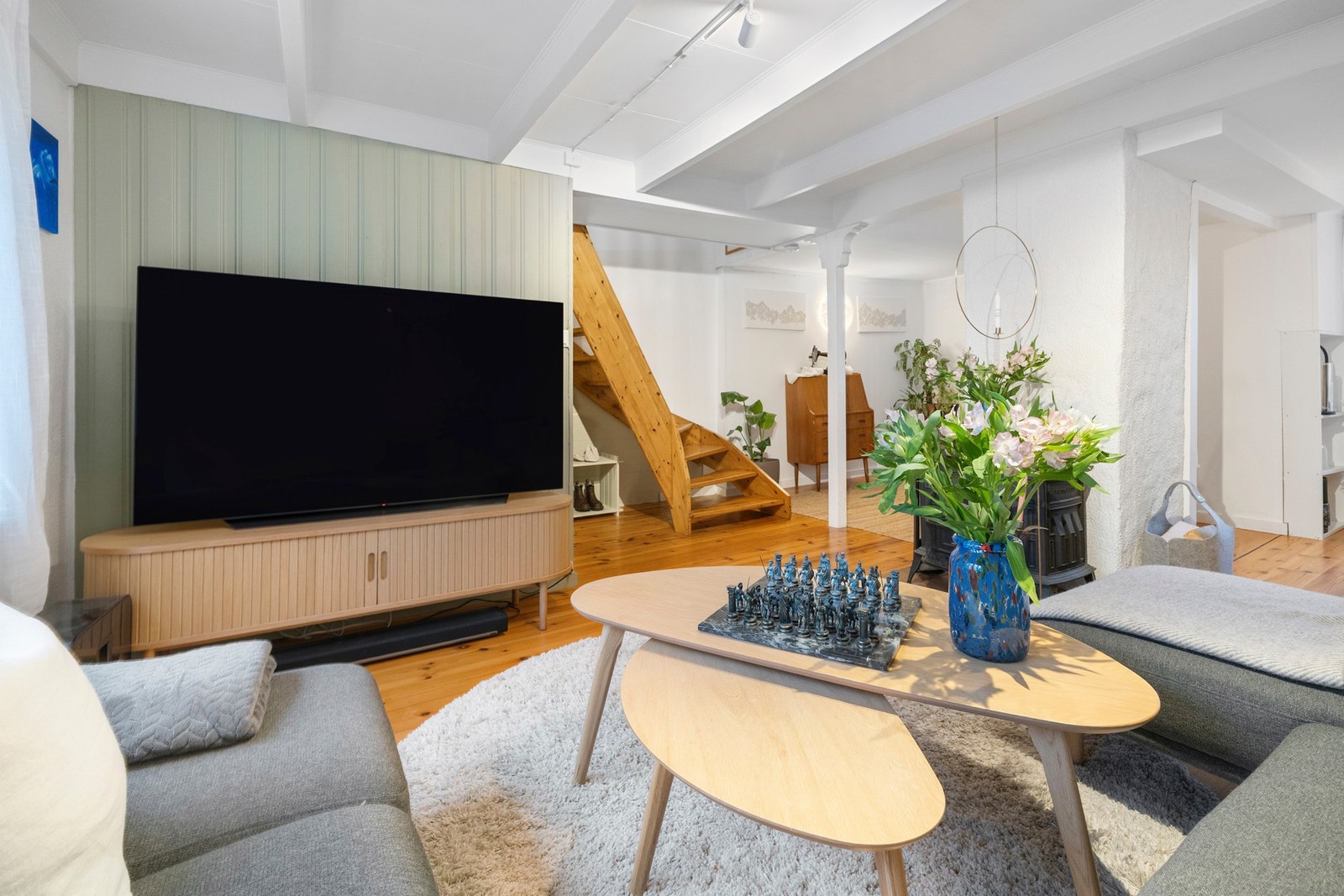 Stue og kjøkken ligger i en delvis åpen og sosial løsning med fleksible møbleringsmuligheter. Galleribilde