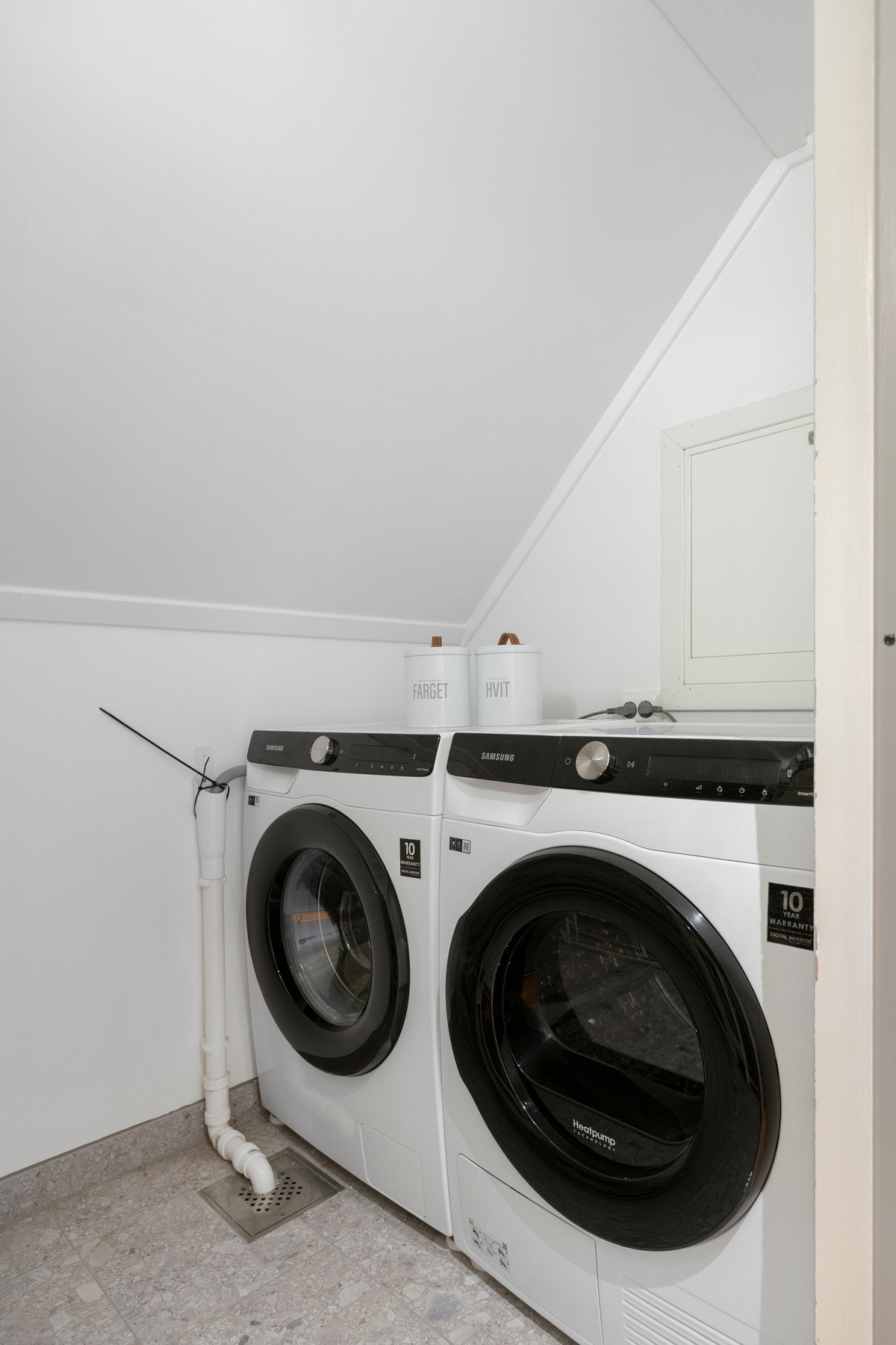Et praktisk seperat vaskerom med opplegg for vaskemaskin/tørketrommel. Sluk i rommet. Galleribilde