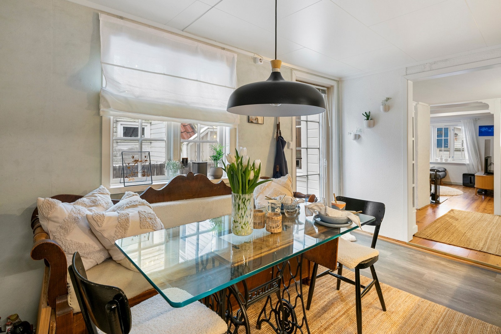 Fra kjøkkenet er det utgang til en hyggelig terrasse hvor man kan nyte morgensolen. Galleribilde