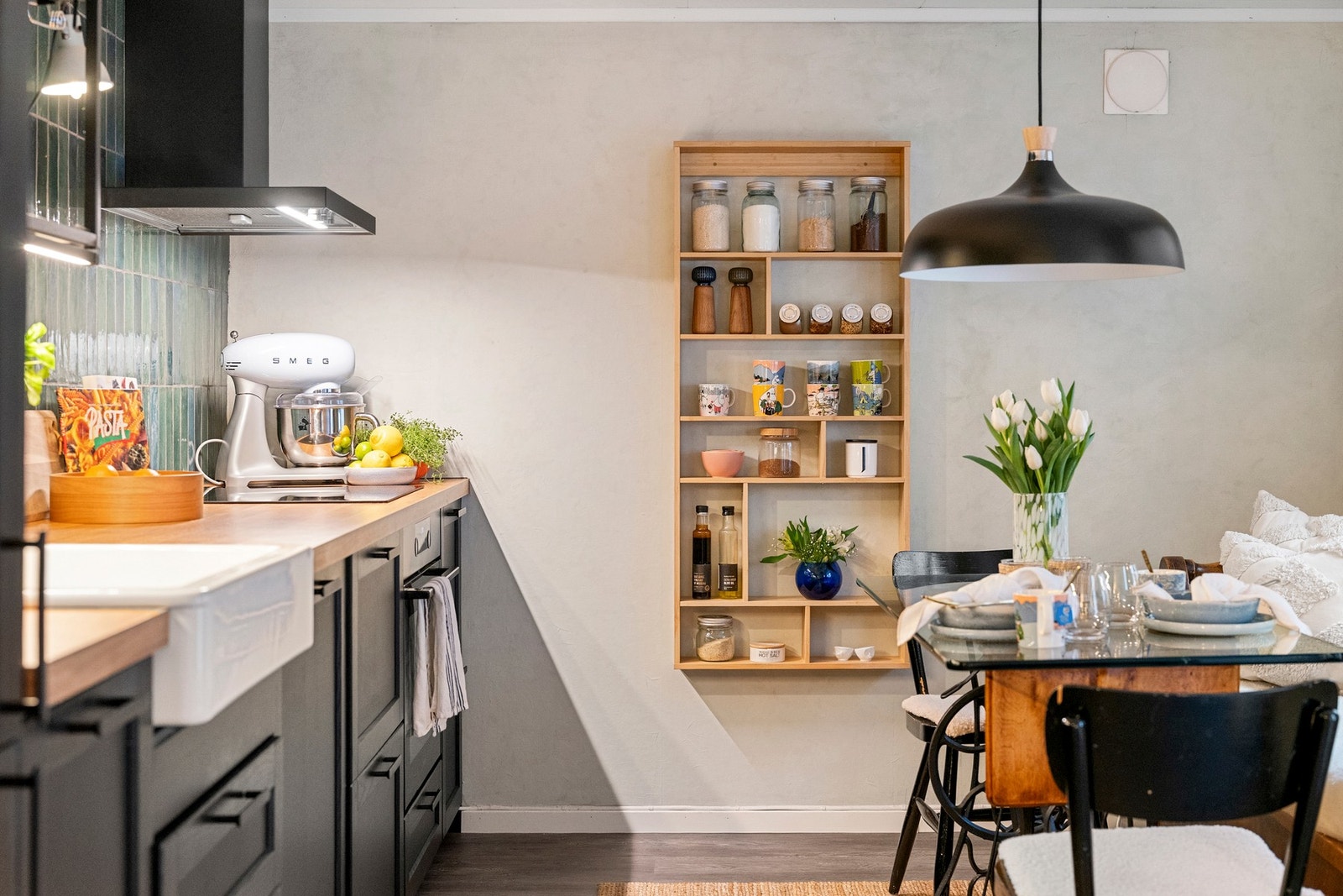 Veggmontert ventilator og benkeplate i laminat. Galleribilde