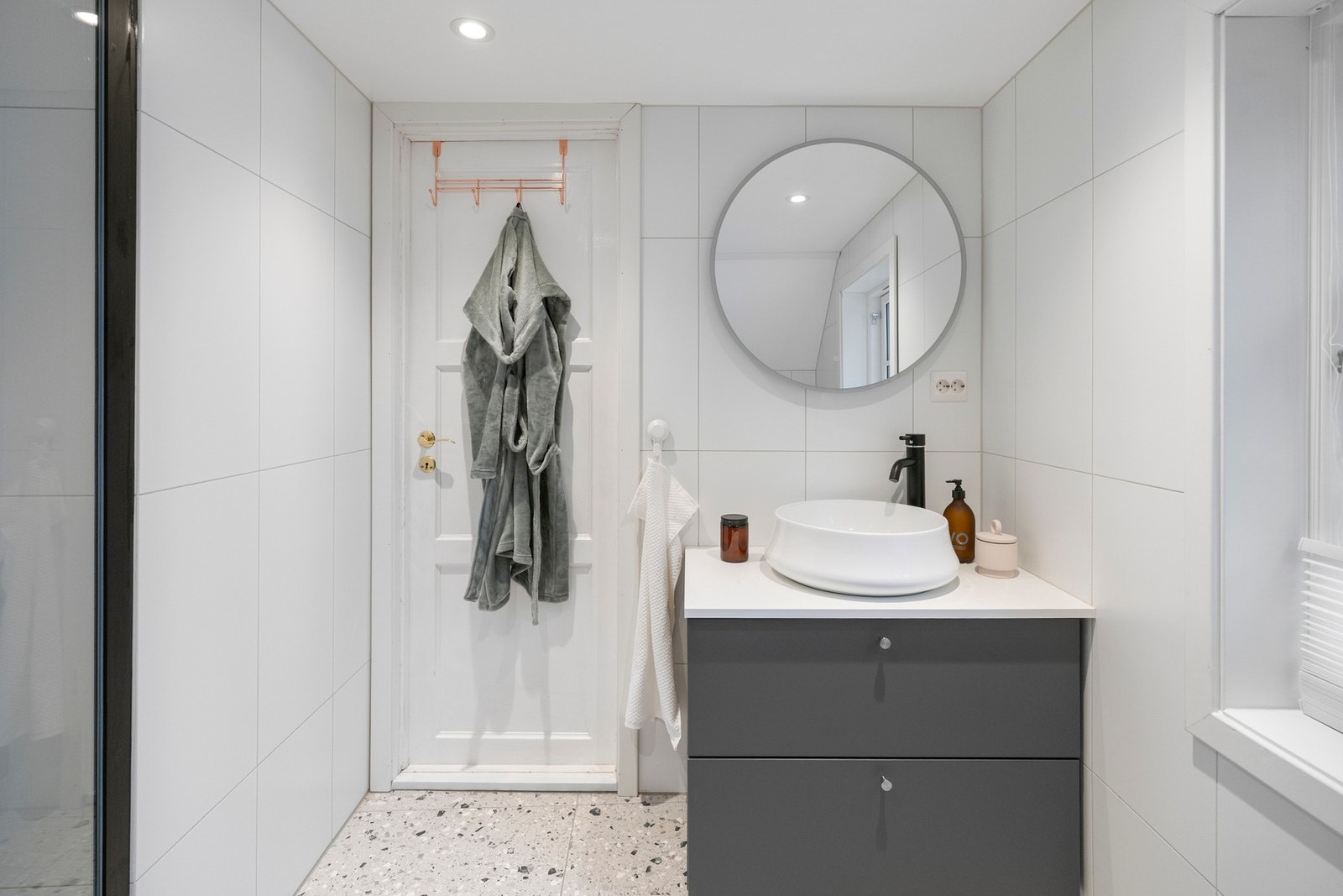 Badet er oppusset i 2020 og er helfliset med en moderne innredning. Galleribilde