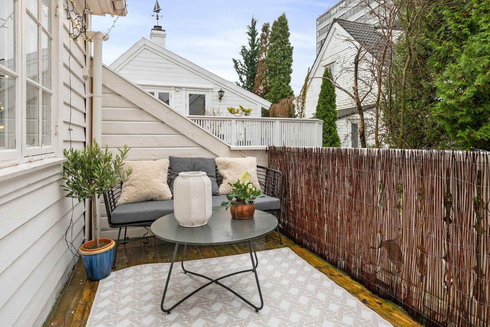 Tredekke og utsikt mot nabohus. Vegger og gjerde gir privatliv. Galleribilde