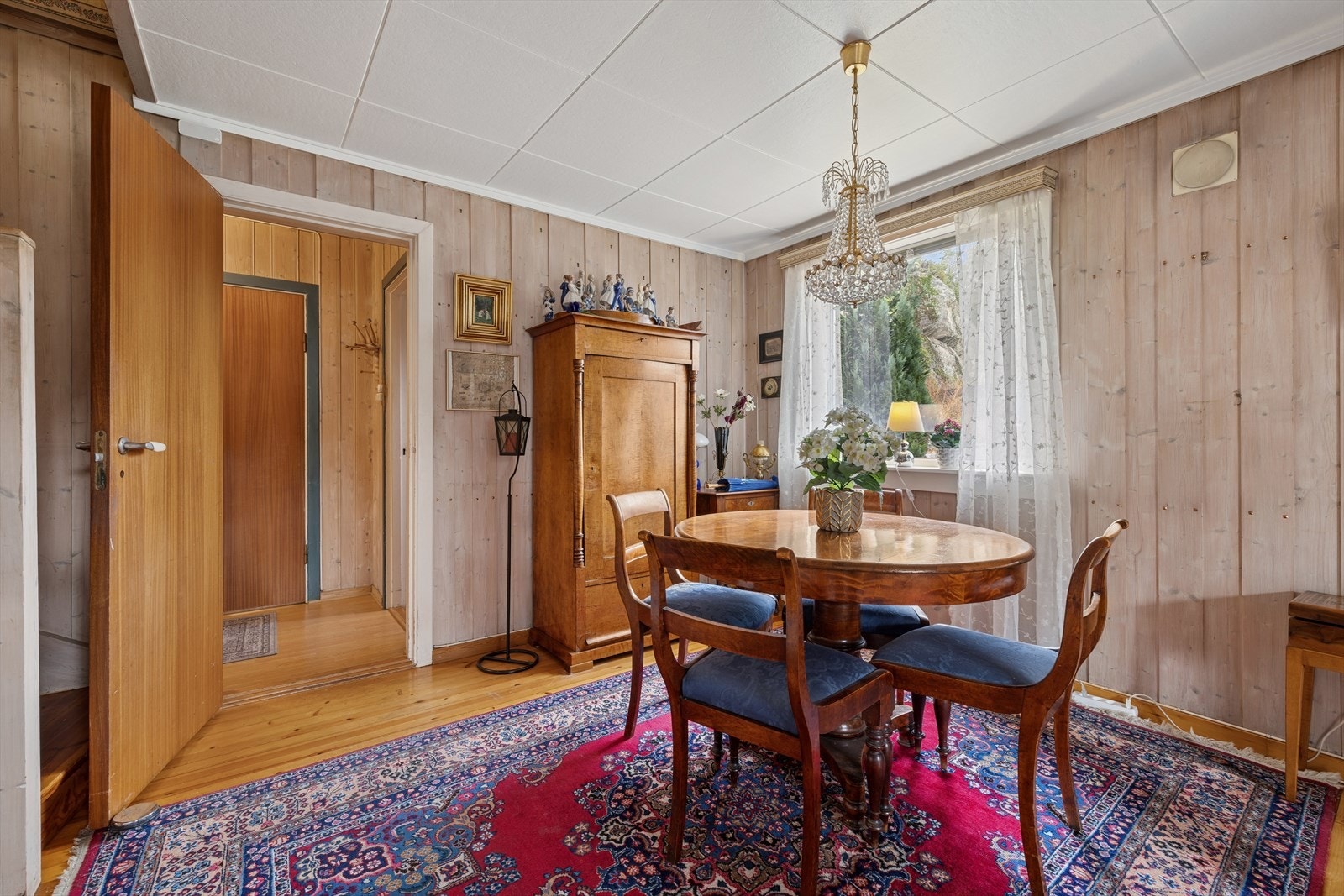 Spisebordet har en naturlig plass i stuen, med enkel tilgang fra kjøkkenet. Galleribilde