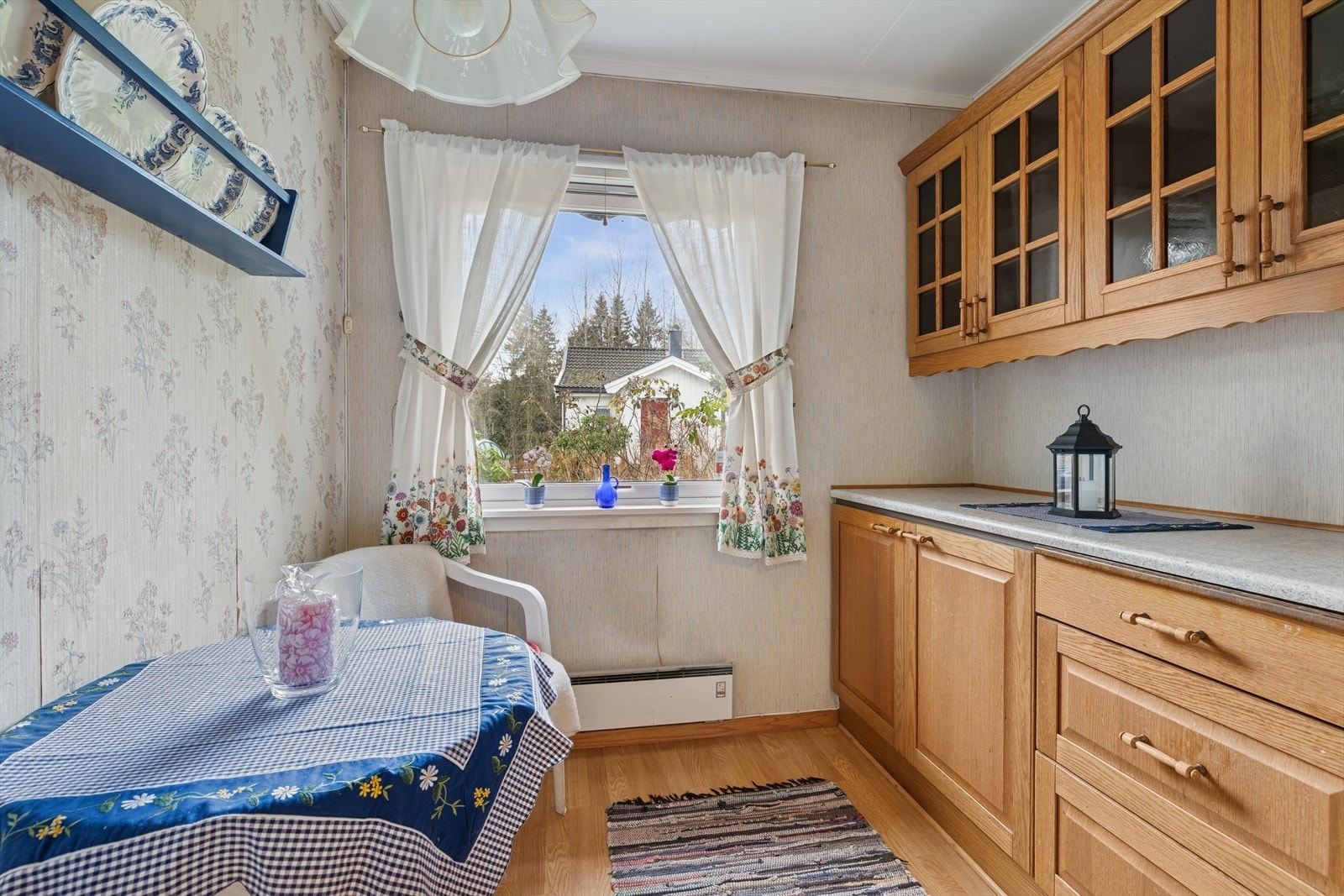 Rommet er av god størrelse og gir plass til et lite frokostbord. Galleribilde