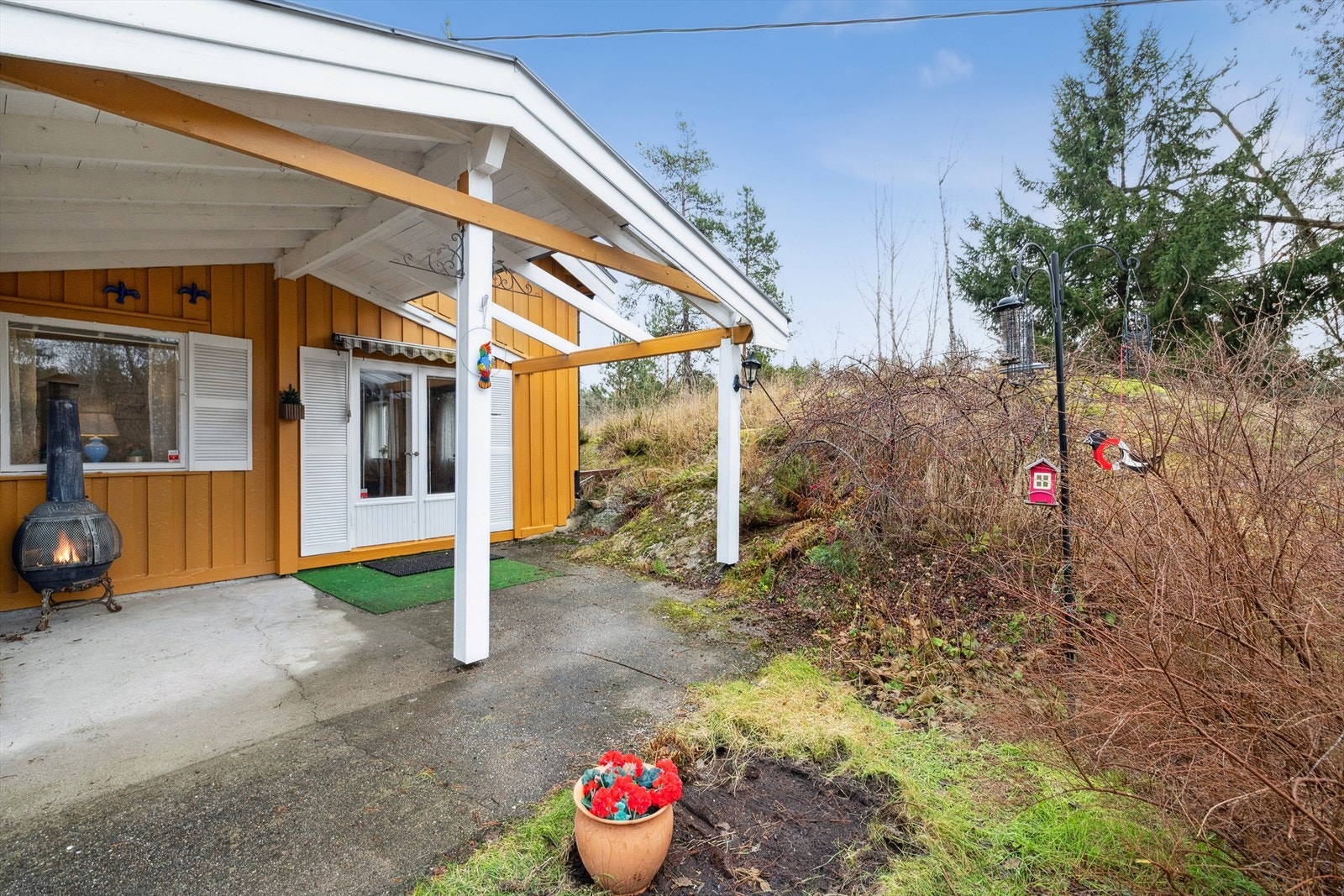 Den overbygd uteplassen har stort potensial for å bli en hyggelig utesone med sittegruppe og spiseplass. Galleribilde