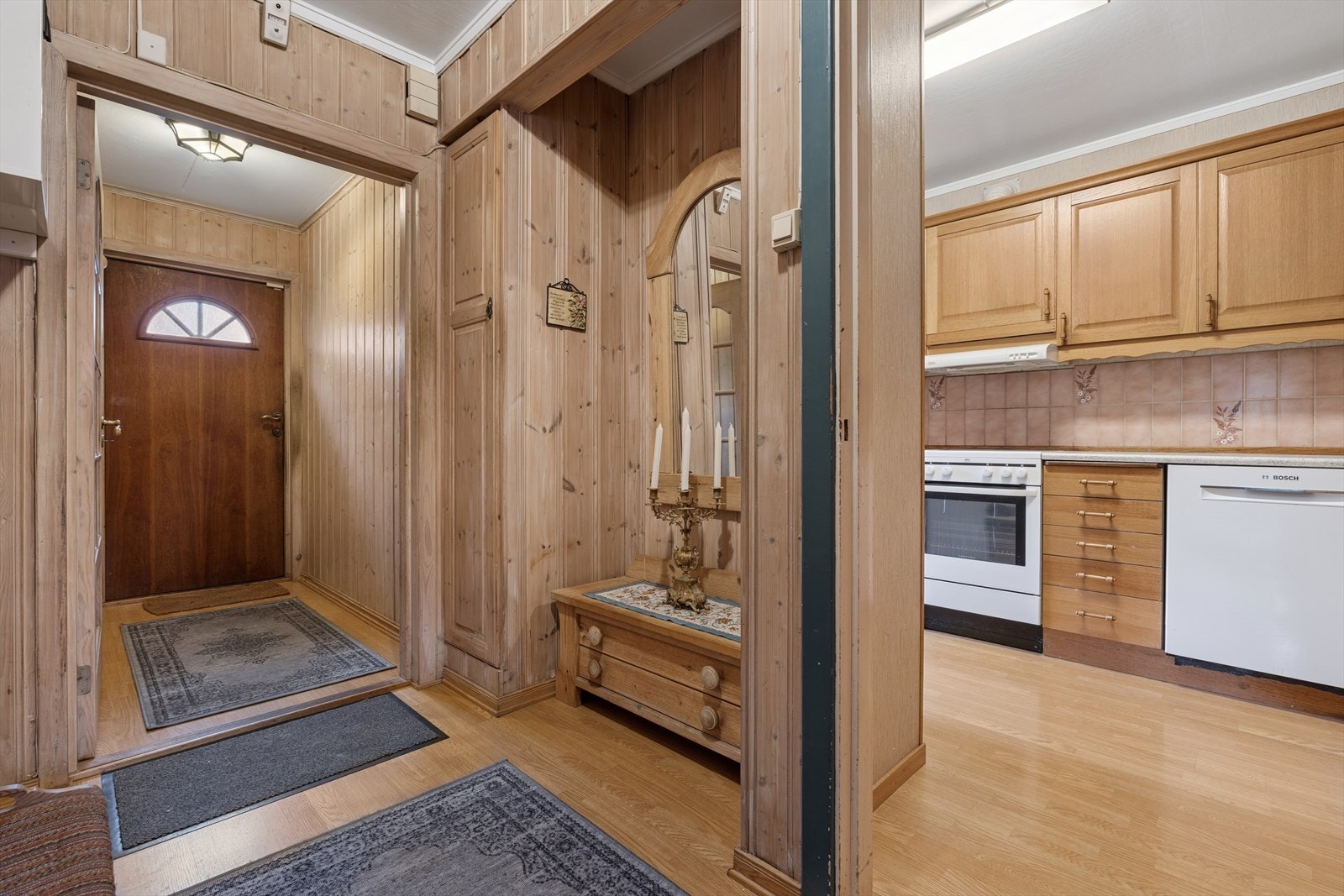 Velkommen inn ønskes av en romslig og oversiktlig gang med god plass til yttertøy og sko. Galleribilde