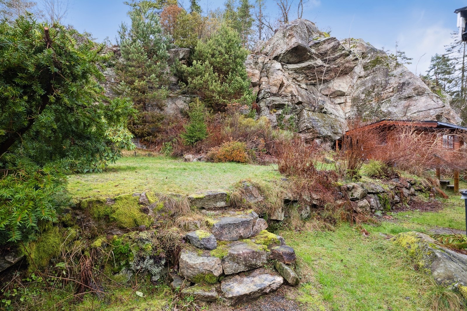 Et unikt uteområde hvor man kan danne sittegrupper omringet av gress, naturstein og dramatiske berg. Galleribilde