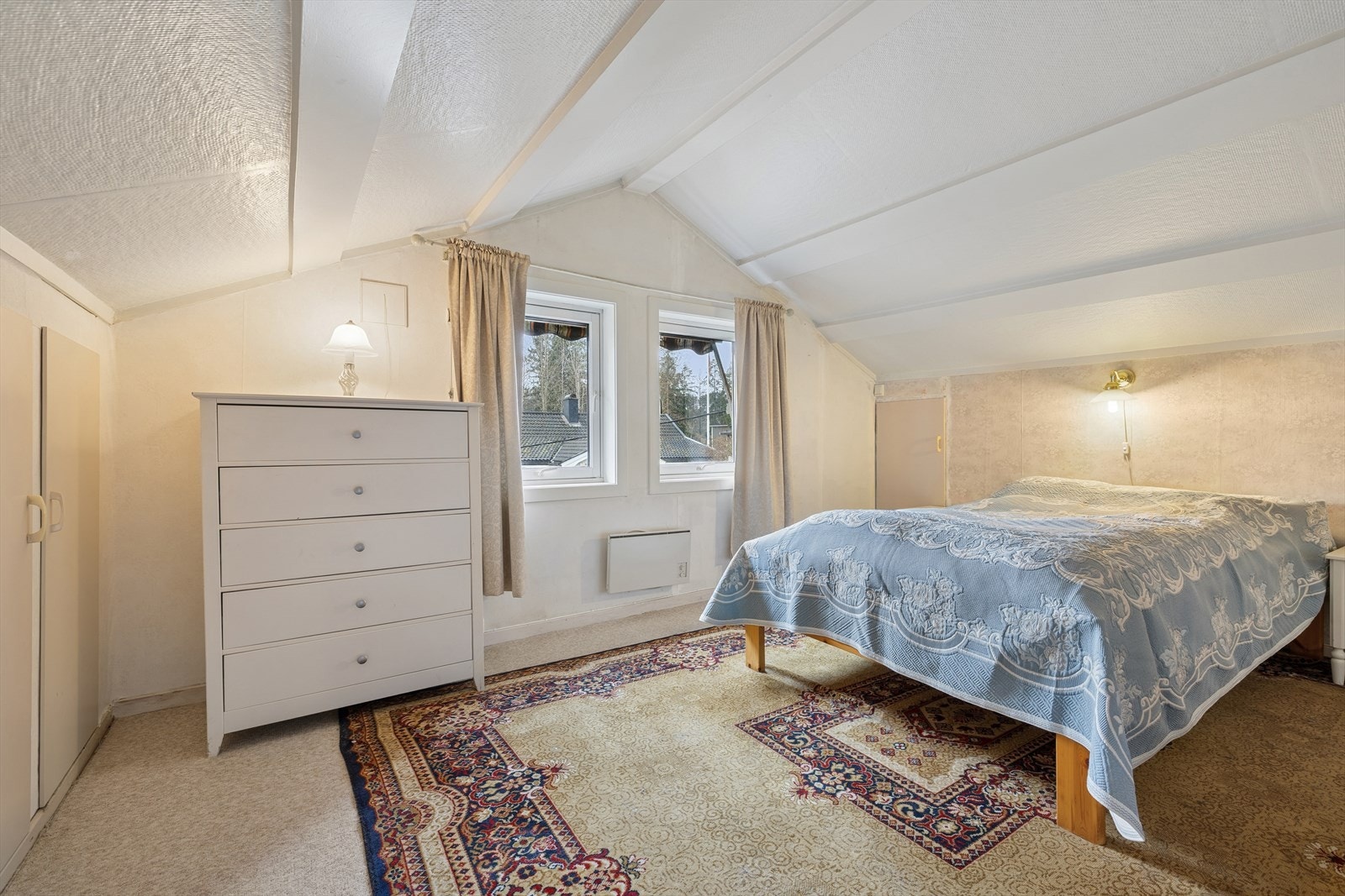 I loftetasjen finner du boligens to soverom. Begge av svært god størrelse. Galleribilde