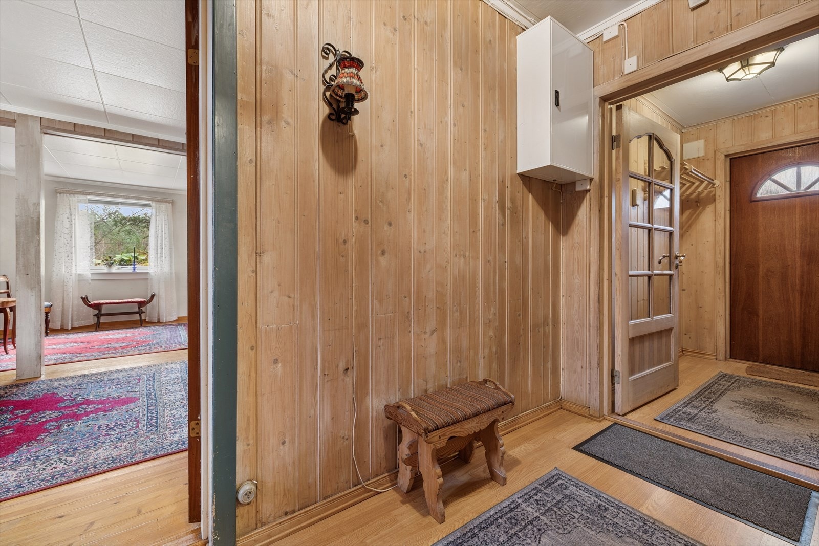 Gangen fungerer som en praktisk romfordeler med enkel tilgang til kjøkken, bad og oppholdsrom. Galleribilde