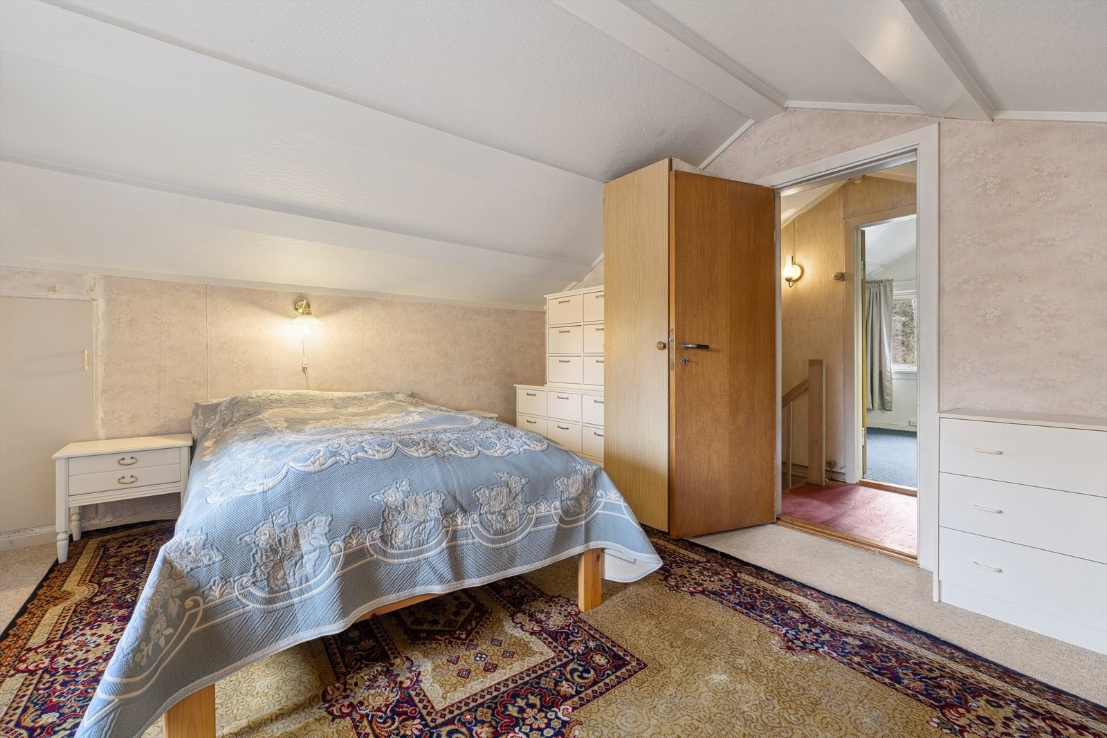 Hovedsoverommet fremstår lyst og luftig og har god plass til dobbeltseng og diverse møblement. Galleribilde