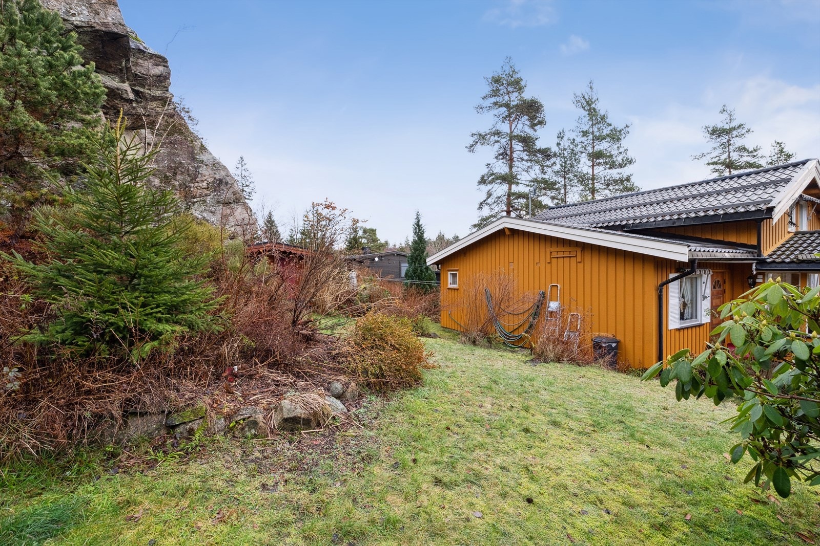 Tomten byr på flotte grøntområder med god plass til lek, avslapning eller spennende hageprosjekter Galleribilde