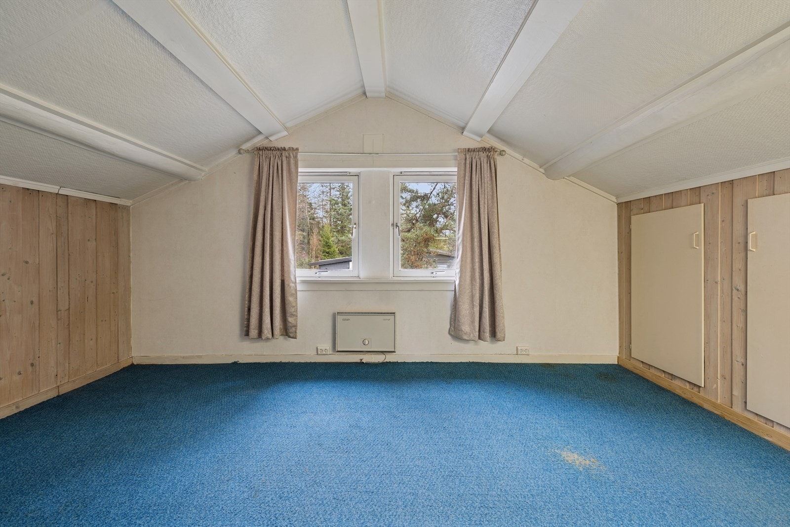 Soverom 2 er noe mindre enn hovedsoverommet, men deler flere av de samme kvalitetene. Her har du også god plass til dobbeltseng og diverse møblement. Galleribilde