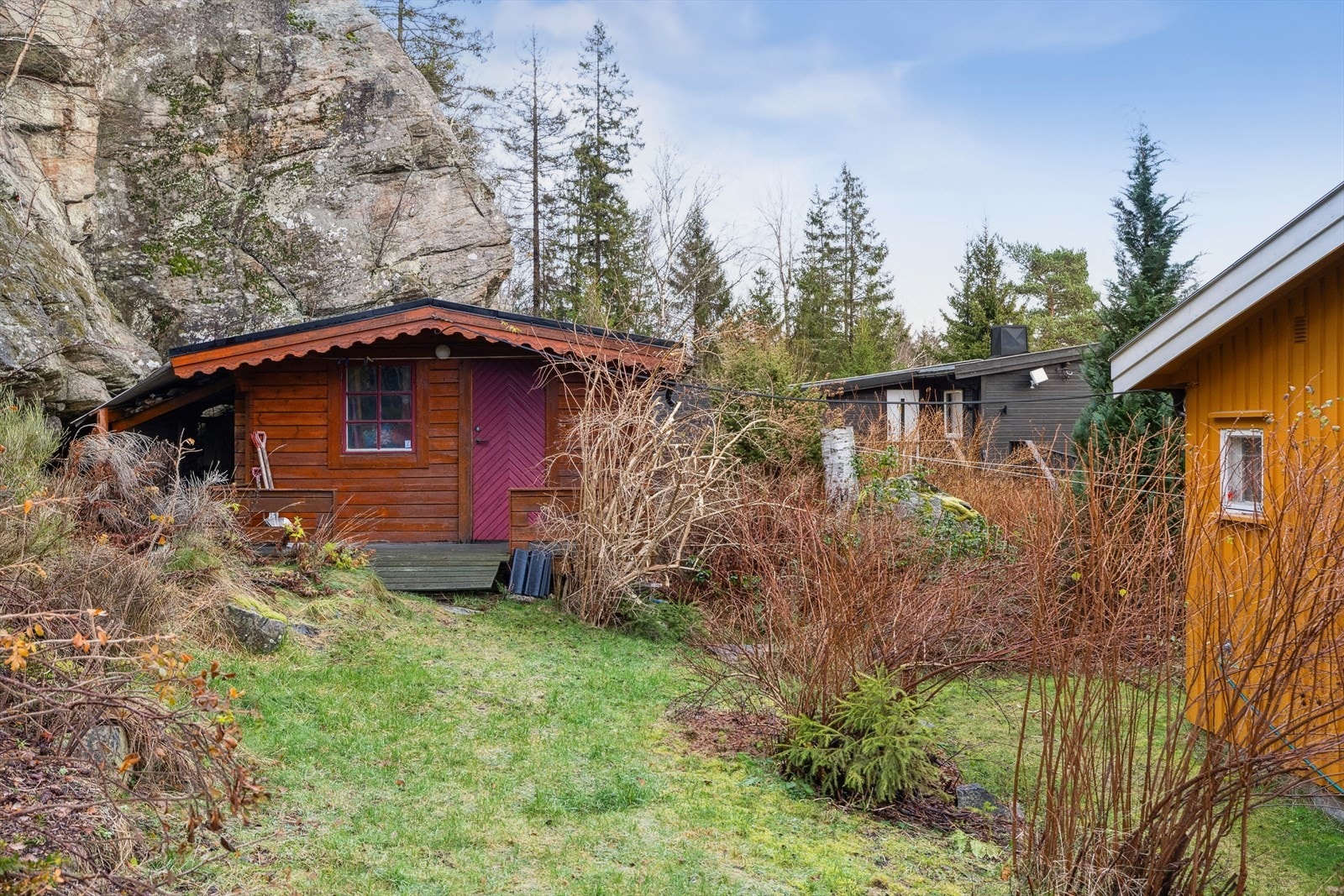 Et lite og praktisk anneks/uthus. Perfekt for oppbevaring av hageredskaper og diverse utstyr. (Ikke byggemeldt eller søkt om) Galleribilde