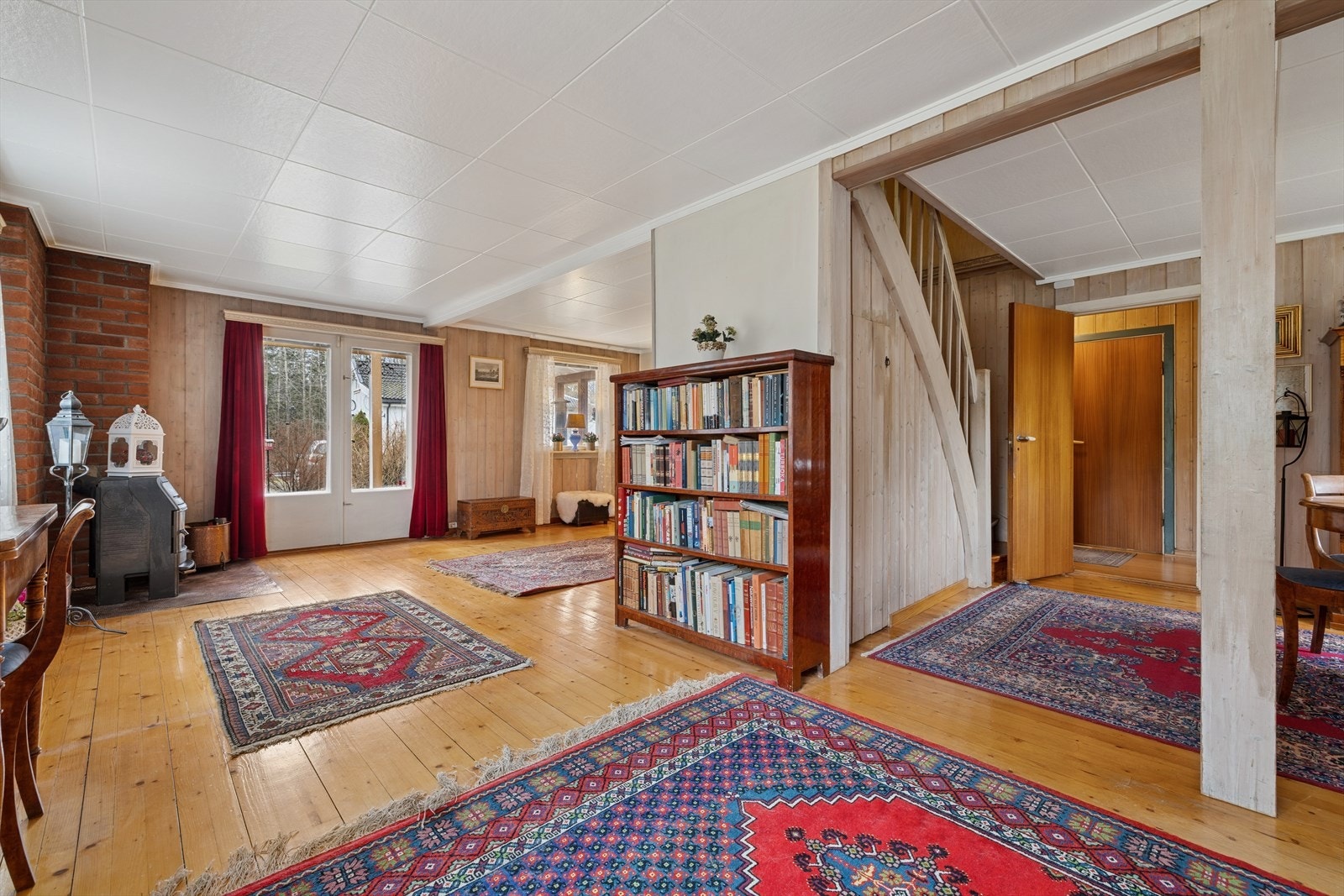 Stuen/spisestuen er av god størrelse og deles enkelt inn i to soner. Galleribilde