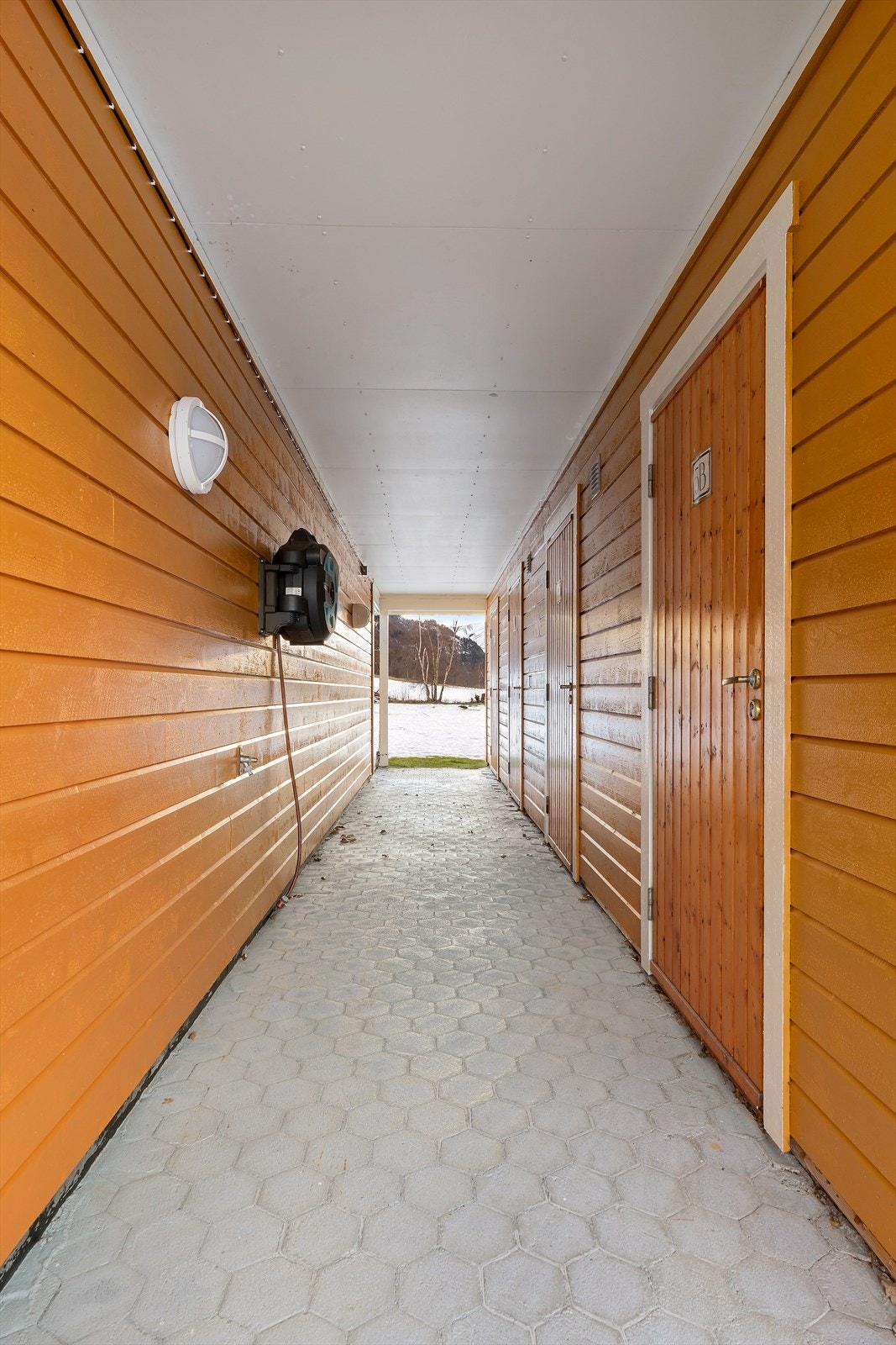 På fellesområdet er det satt opp en sportsbod til hver av enhetene, og vannslange til felles bruk. Galleribilde