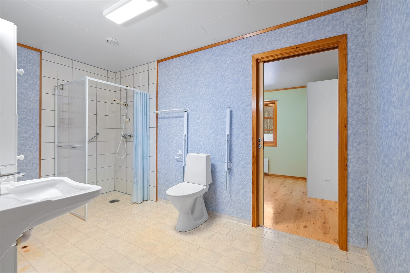 Badet er stort og romslig, med skyvedør til soverommet for enkel adkomst. Galleribilde