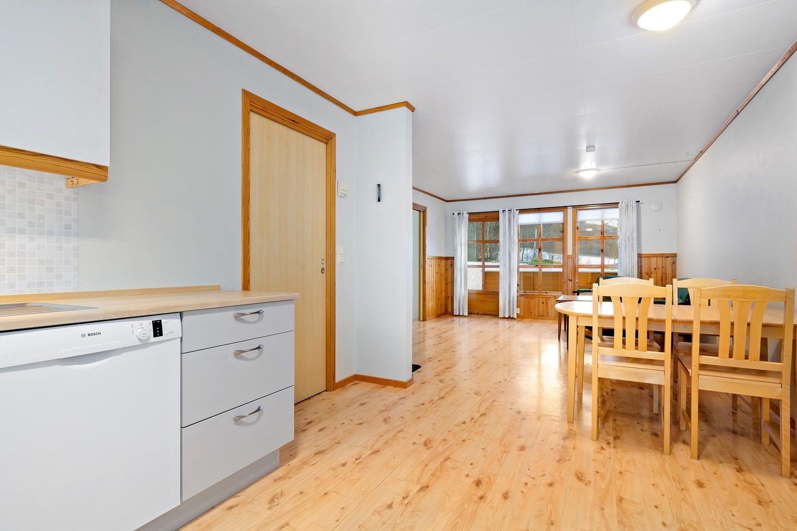 Her kan man stå på kjøkkenet og underholde gjester samtidig. Galleribilde