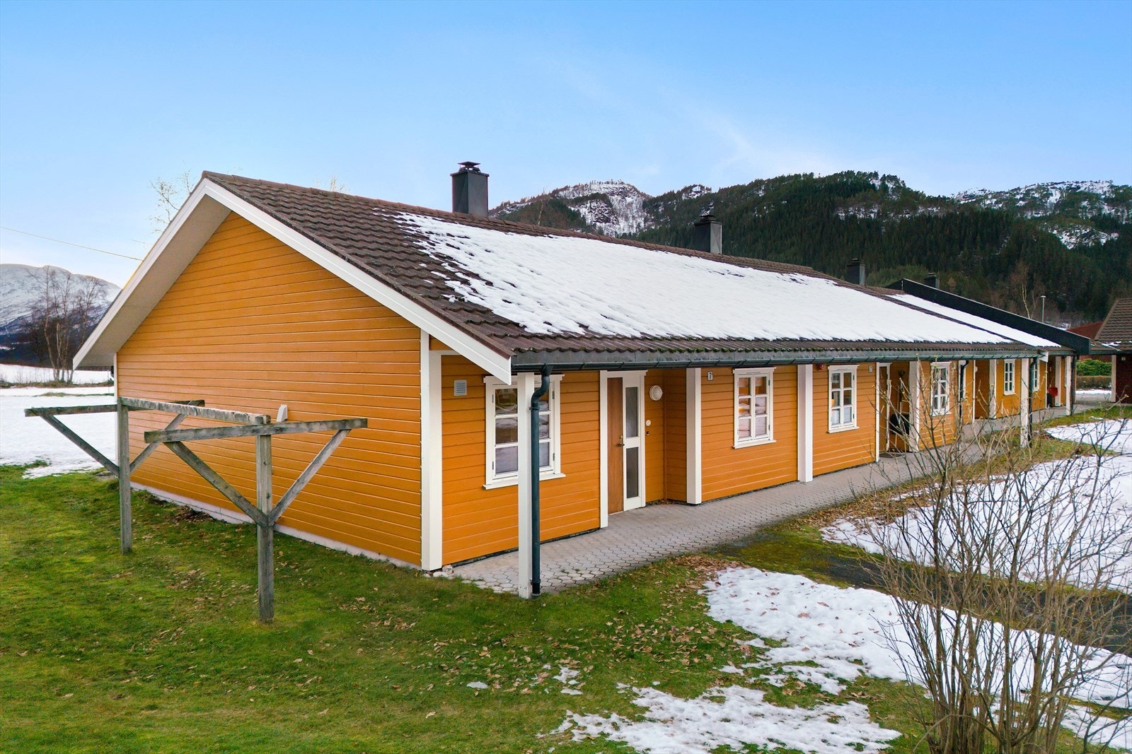 Inngangspartiet er dekket av belegningsstein som gir et rent uttrykk og praktisk vedlikehold. Galleribilde