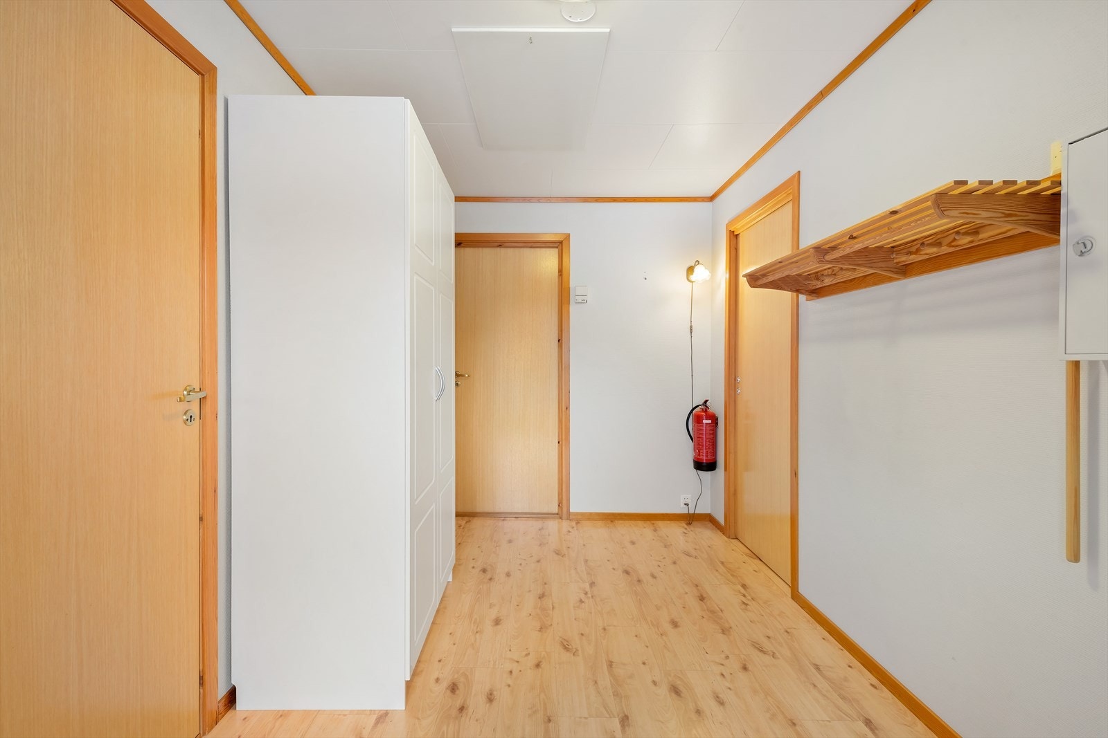 Stor og praktisk entrè, med god plass til skap og oppheng til yttertøy. Galleribilde