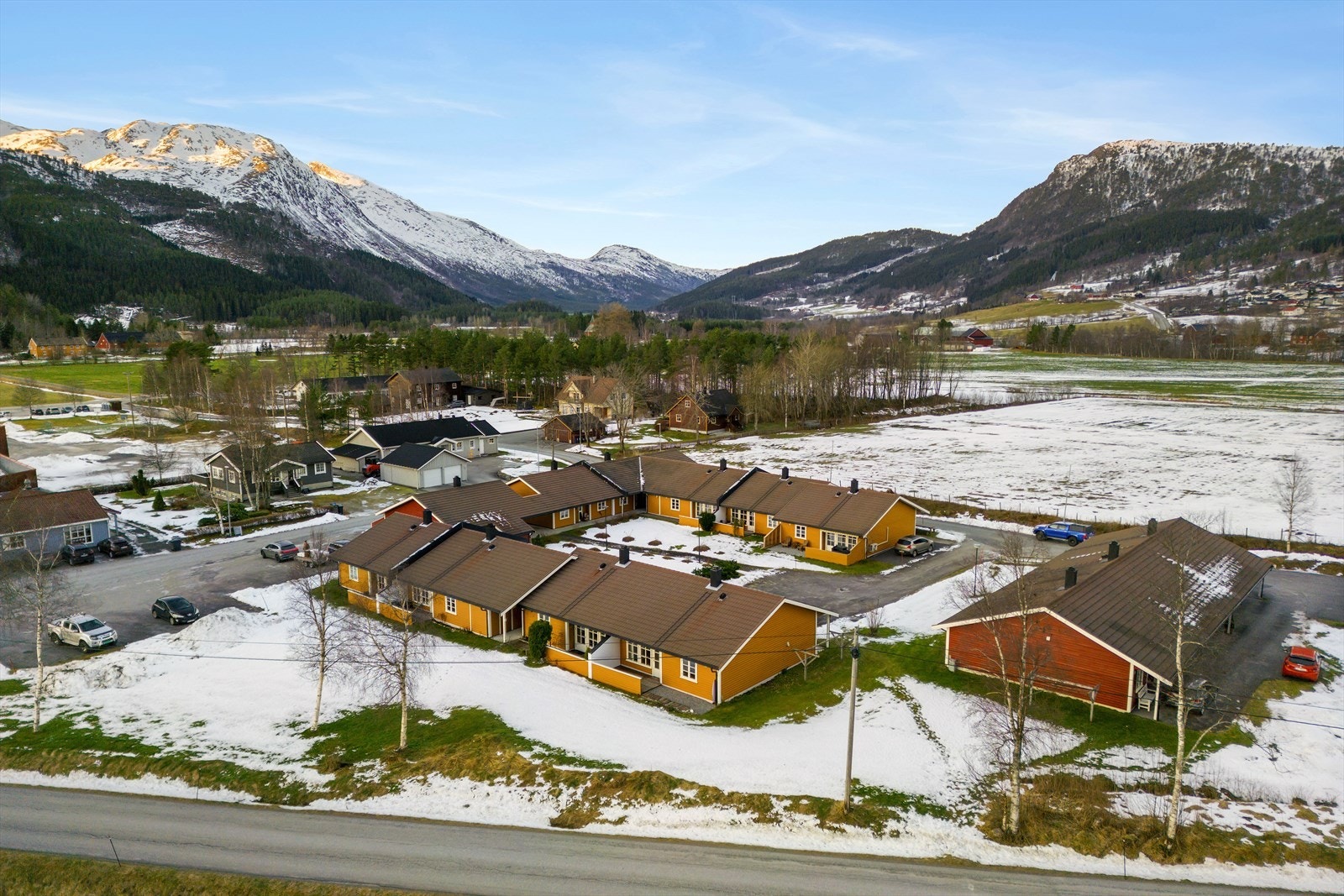 Dronebilde sør fra eiendommen. Galleribilde