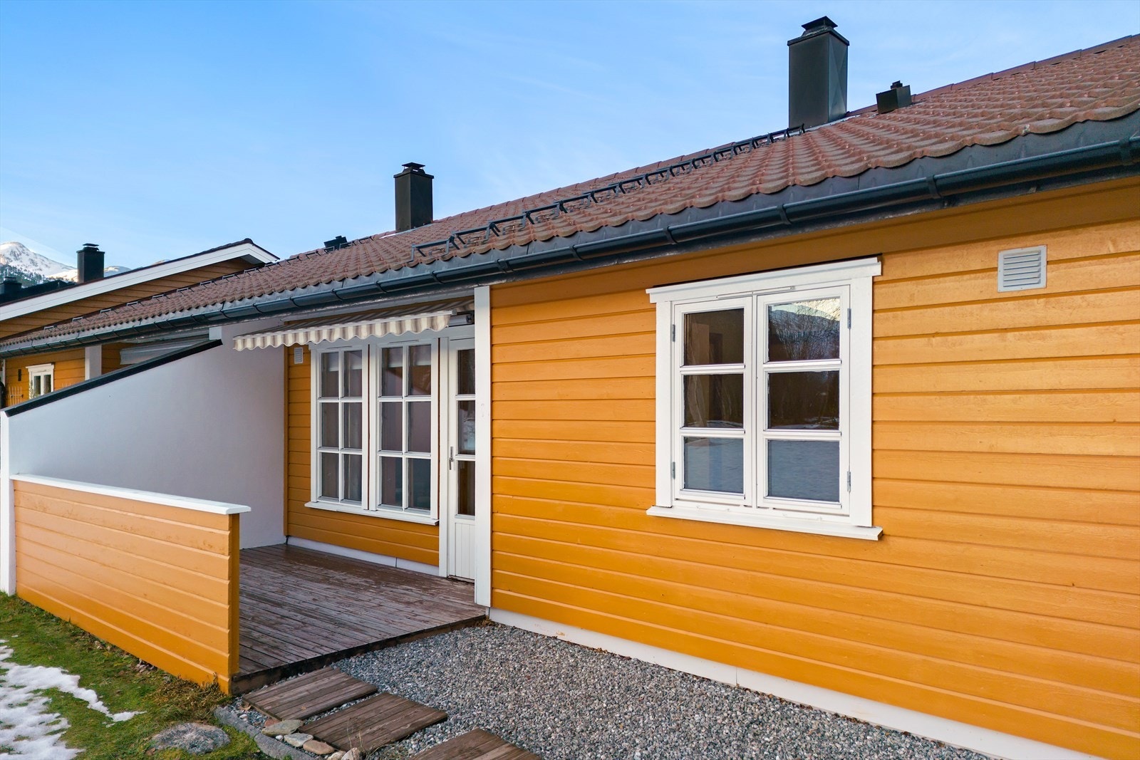 Terrassen, med dør fra stue, er skjermet for både innsyn og vind og har direkte tilgang til hagen. Galleribilde