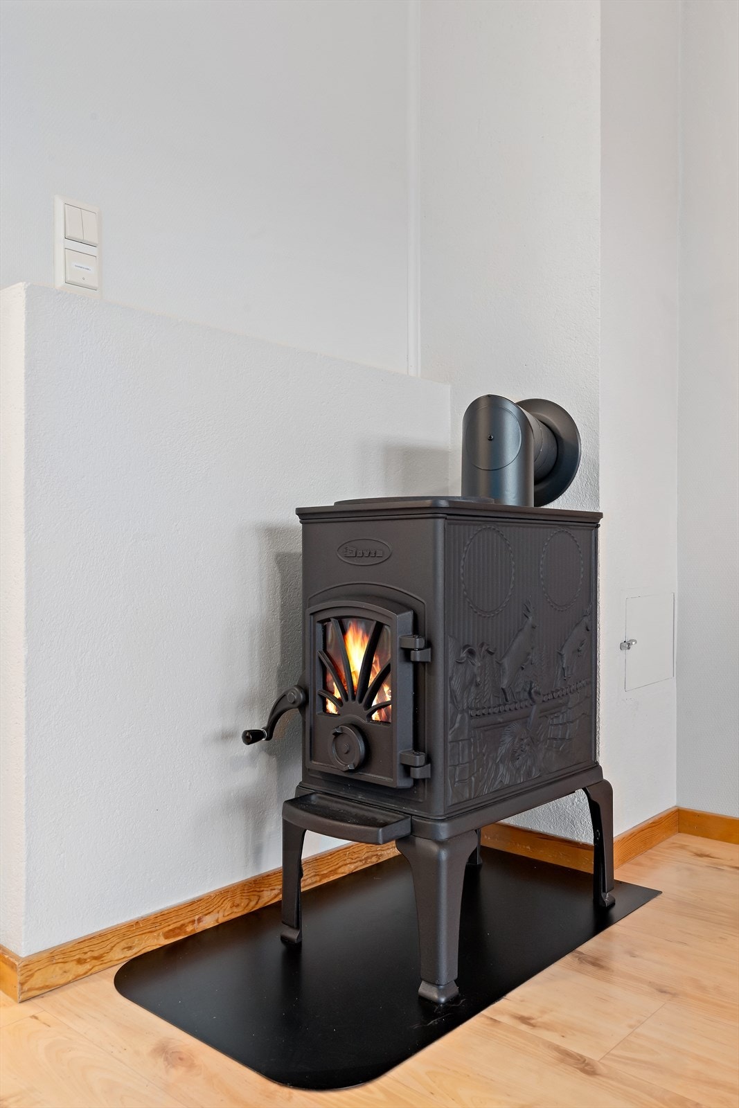 Vedovn er montert for peiskos og kalde vinterkvelder. Galleribilde