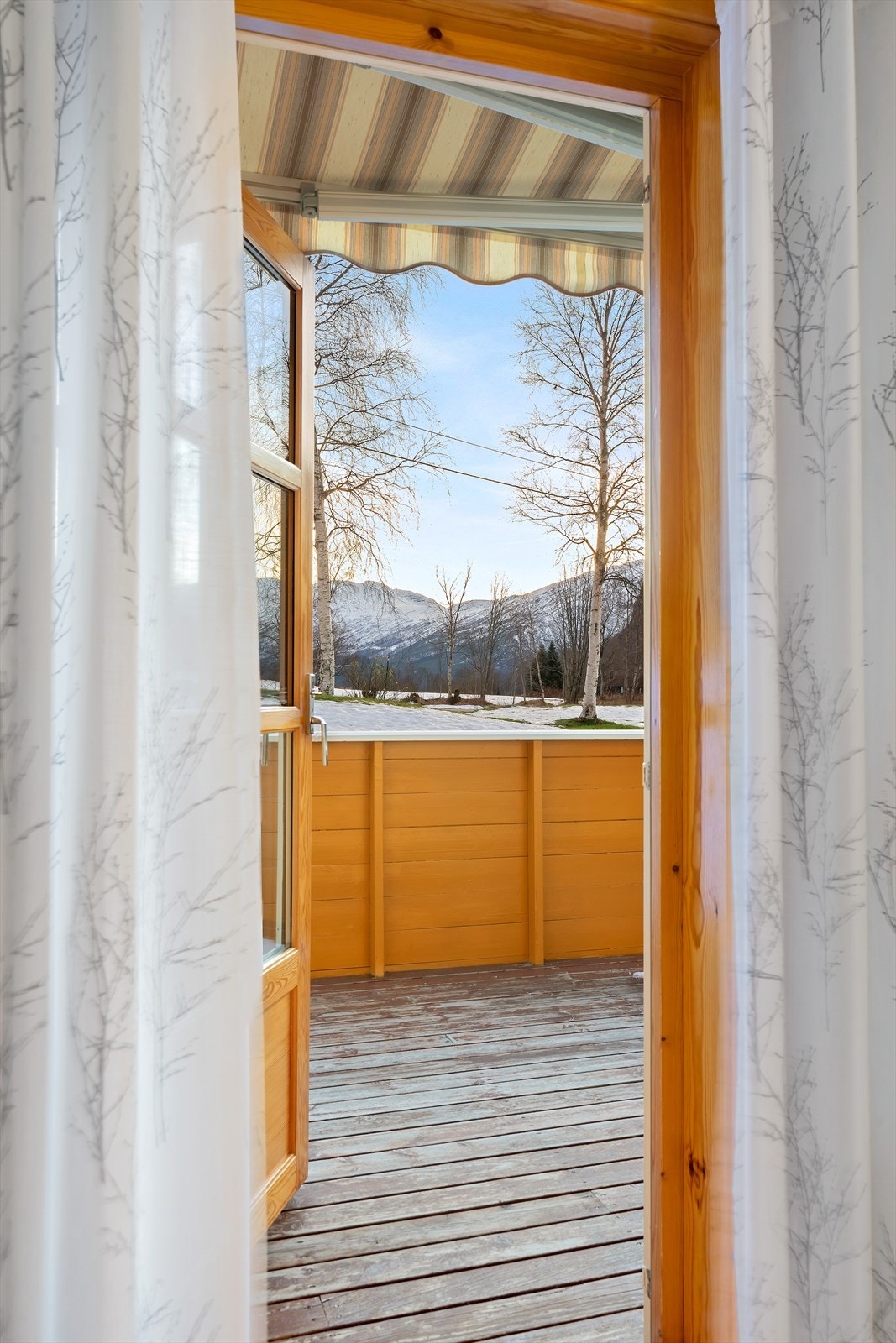 Utgang til terrasse gir enkel tilgang til uteområdet med utsikt mot fjellene. Galleribilde