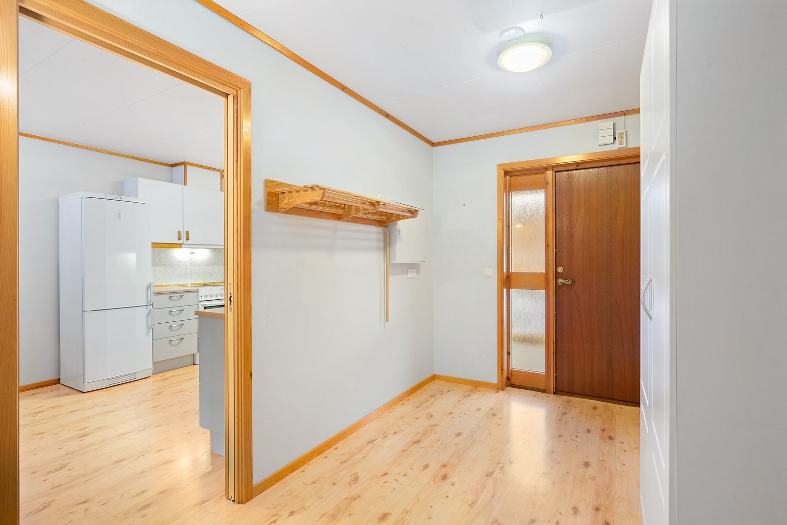 Skyvedør inn til kjøkken og stue gir lett og trinnfri adkomst. Galleribilde