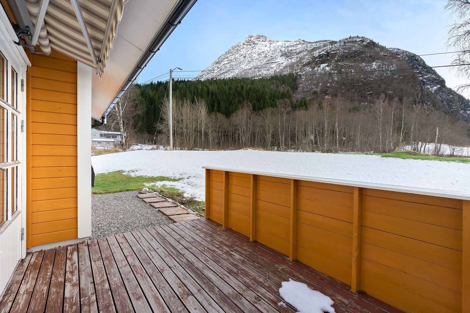 Terrassen er sørvendt og har flott utsyn til omkringliggende natur og fjellandskap. Galleribilde