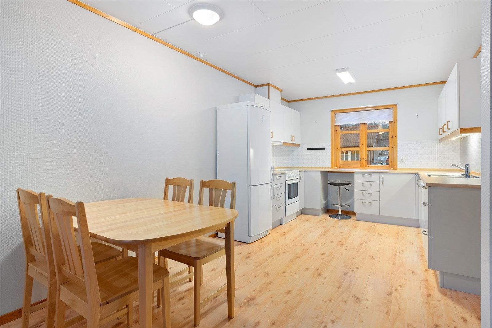 Lyst kjøkken med spiseplass og praktisk innredning. Galleribilde