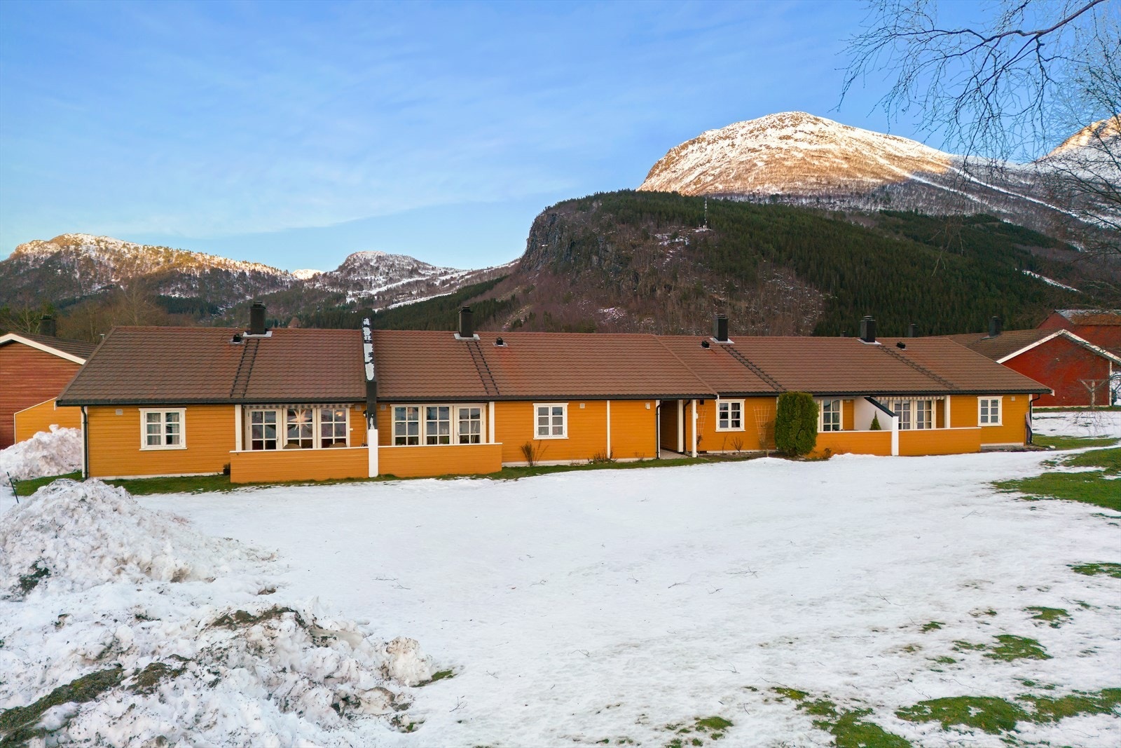 Fasade og felles hageområde. Galleribilde