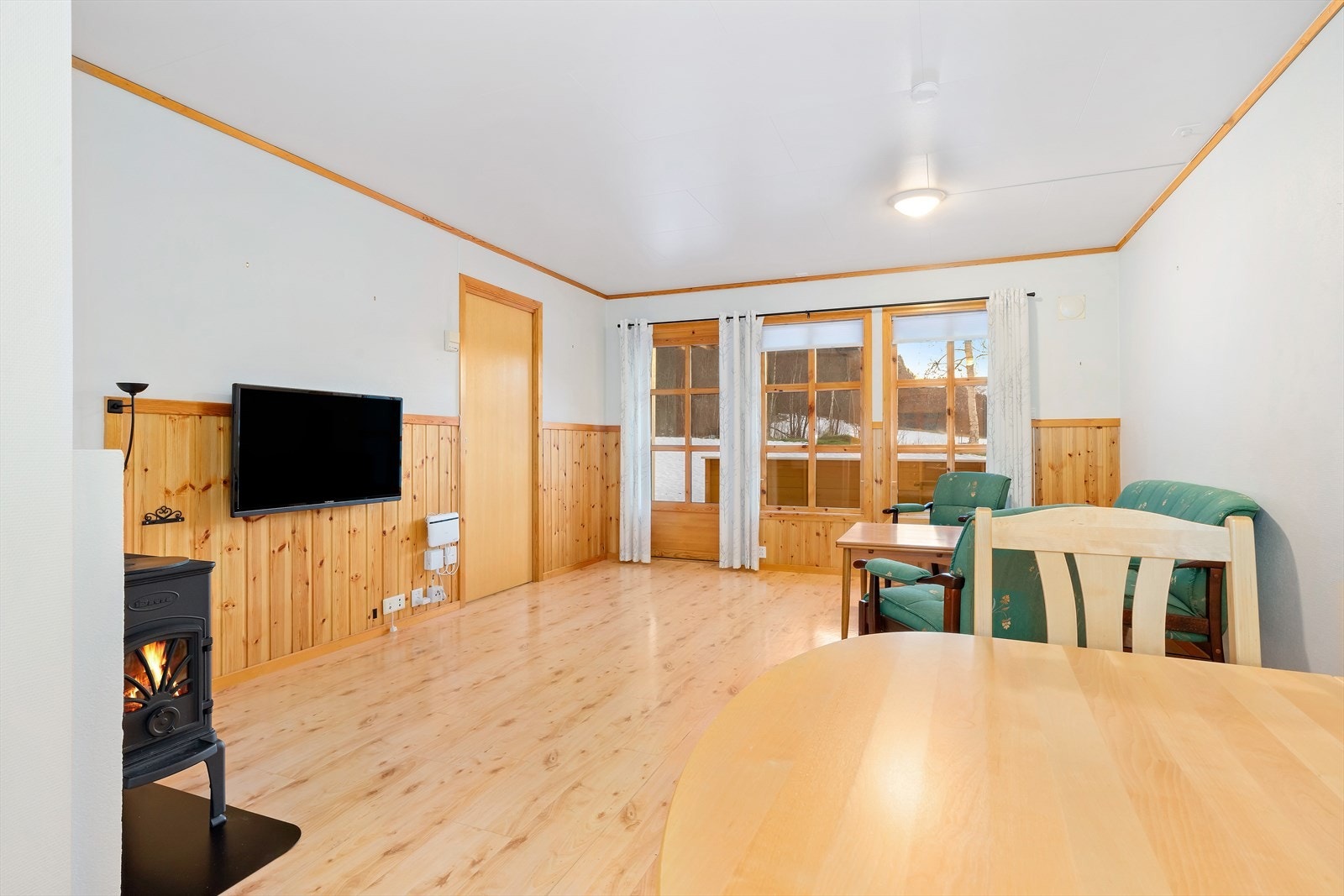 Utgang til terrasse gir enkel tilgang til uteområdet fra stuen. Galleribilde