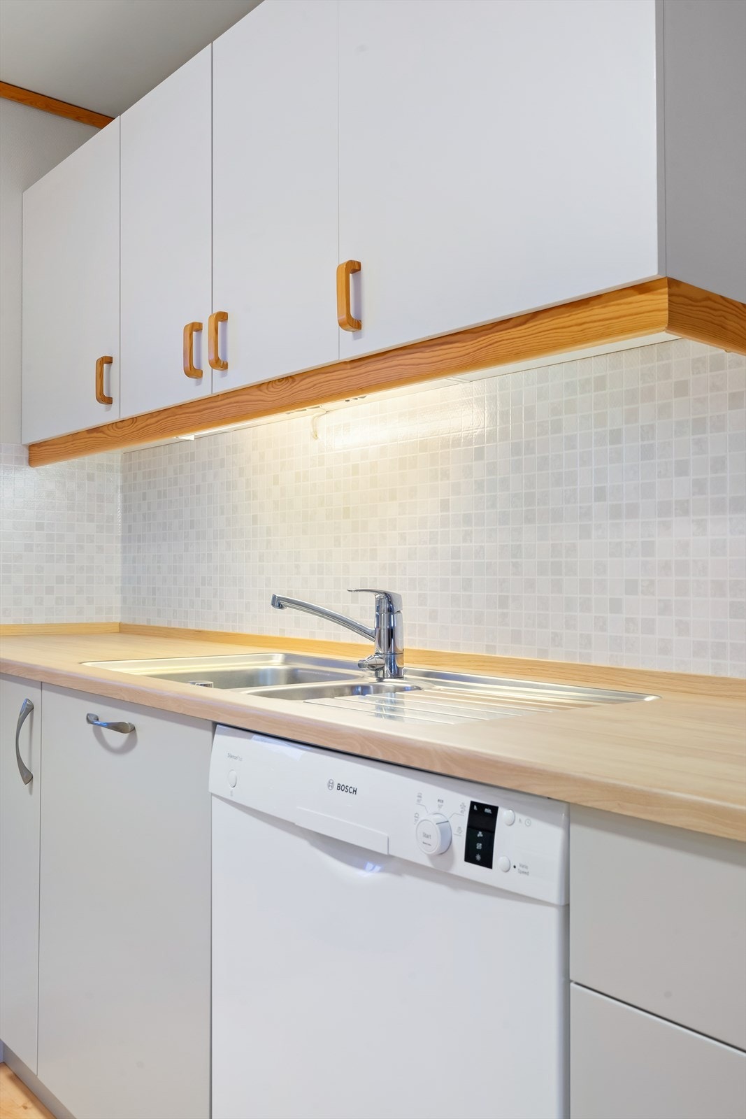 Oppvaskmaskin er integrert i kjøkkeninnredningen. Galleribilde