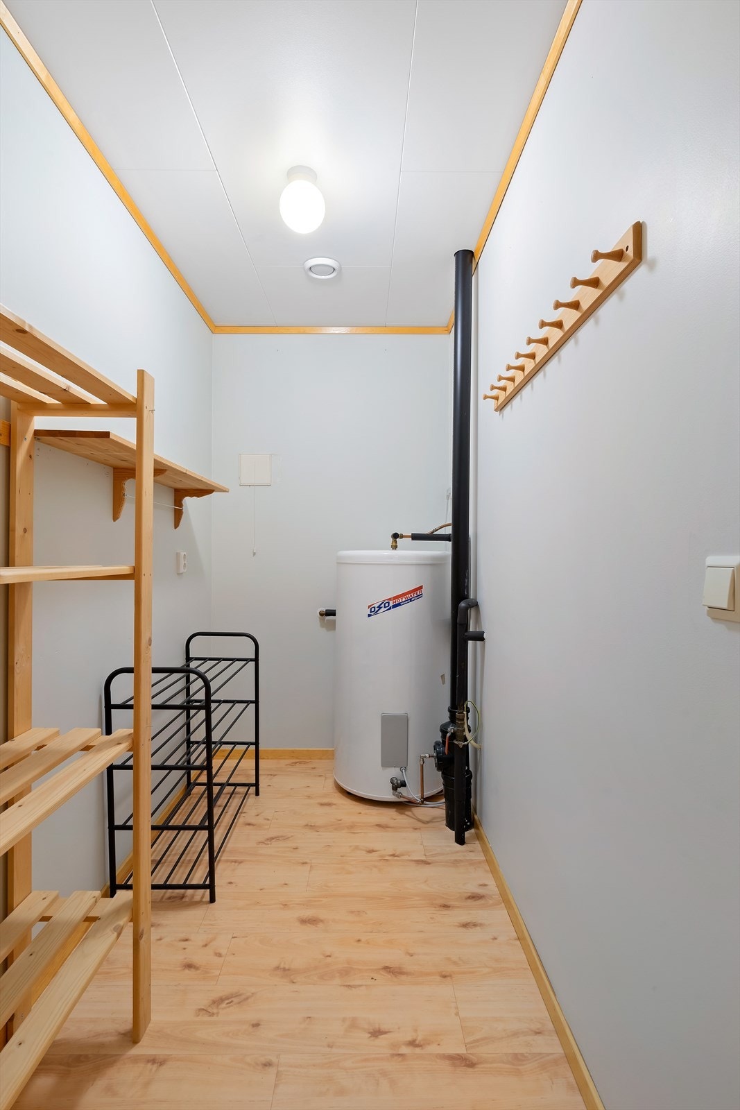 Bod/ teknisk rom med vv-beholder og praktisk oppbevaringsløsning. Mekanisk avtrekk sikrer godt innemiljø. Galleribilde