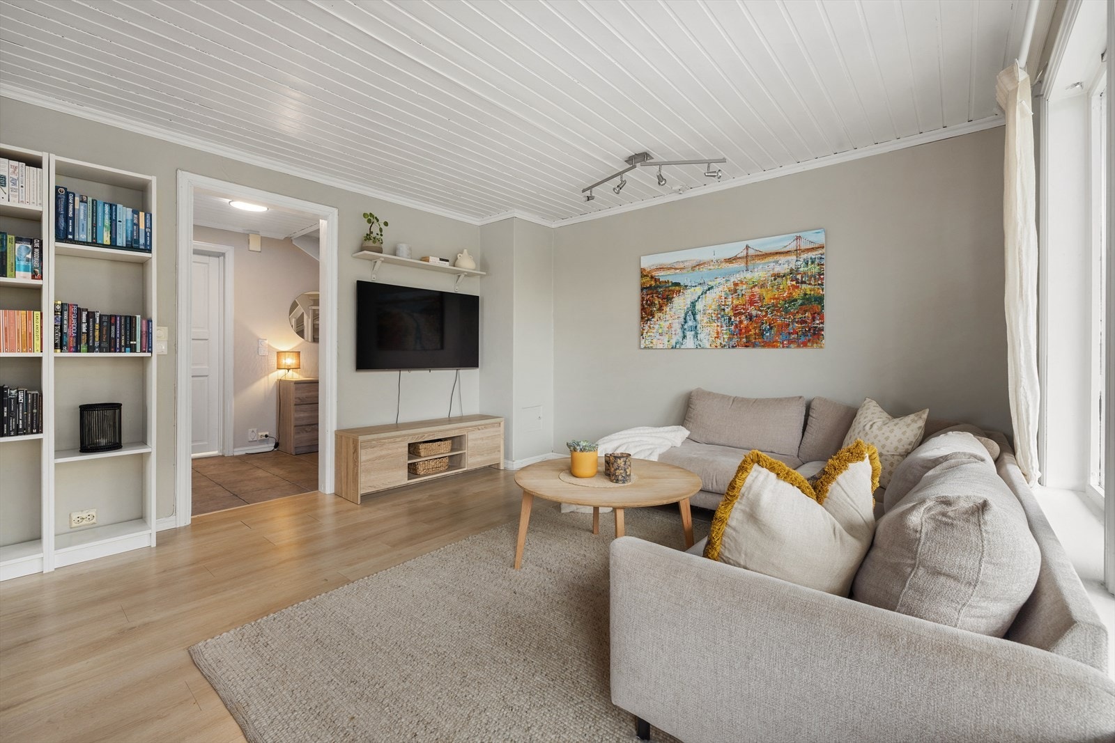 I stuen er det pipeløp som muliggjør vedfyring hvis ønskelig Galleribilde