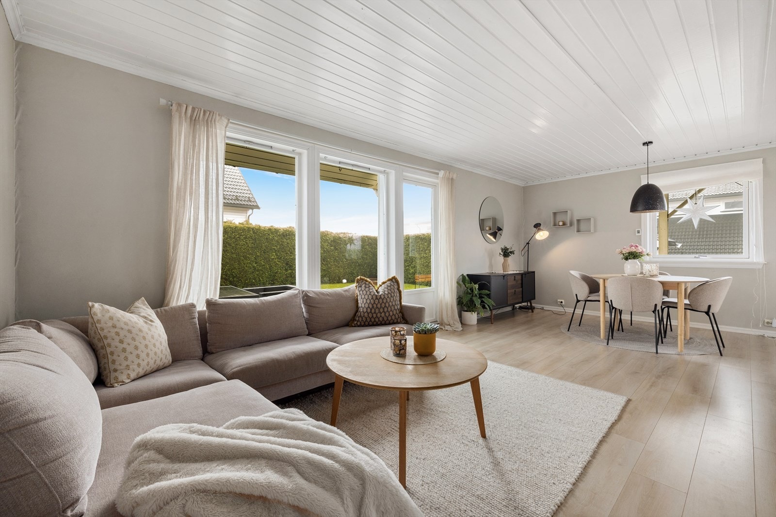 Store vindusflater slipper inn godt med naturlig dagslys Galleribilde