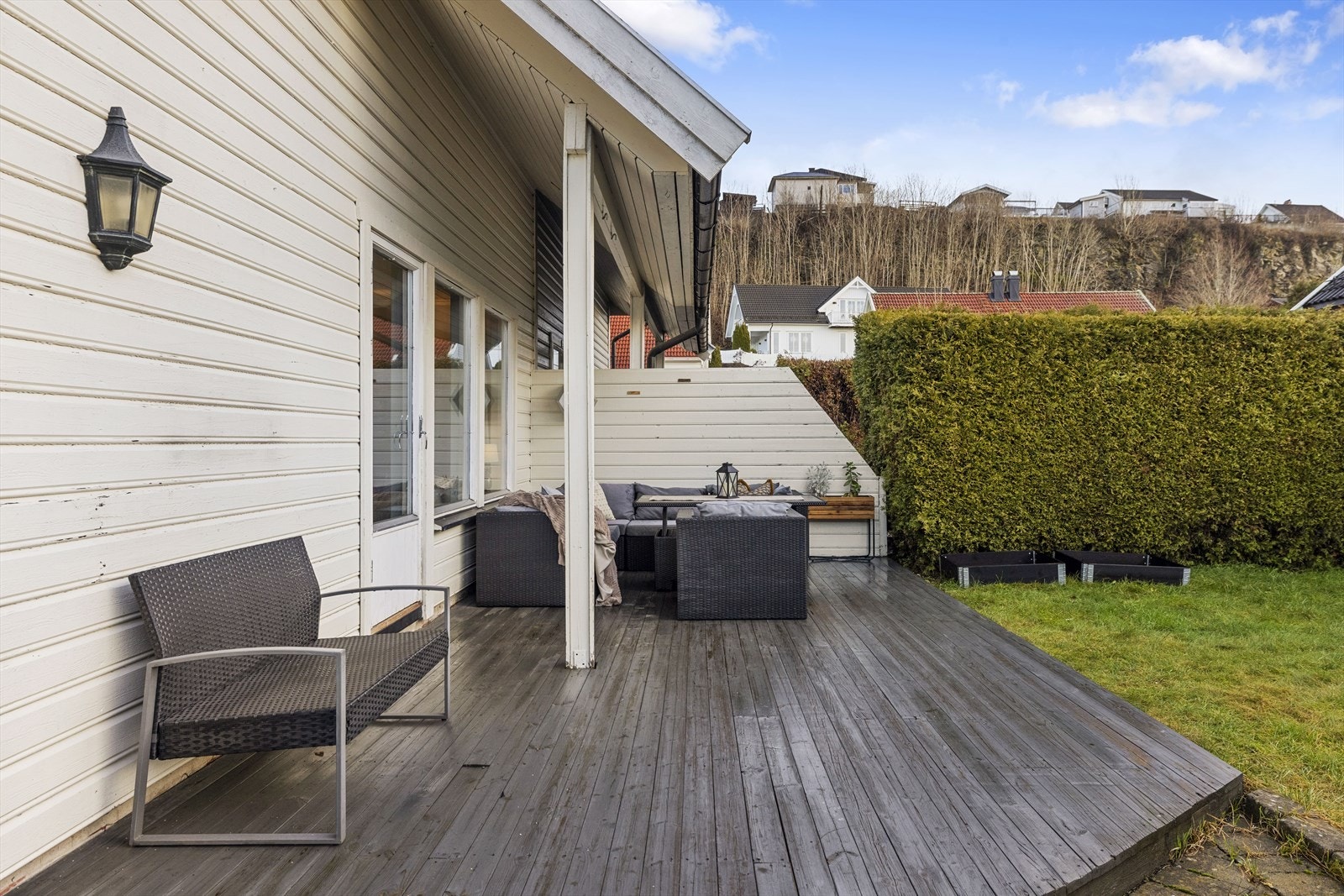 Fra stuen er det utgang til delvis overbygget terrasse, med videre atkomst til hageområdet Galleribilde