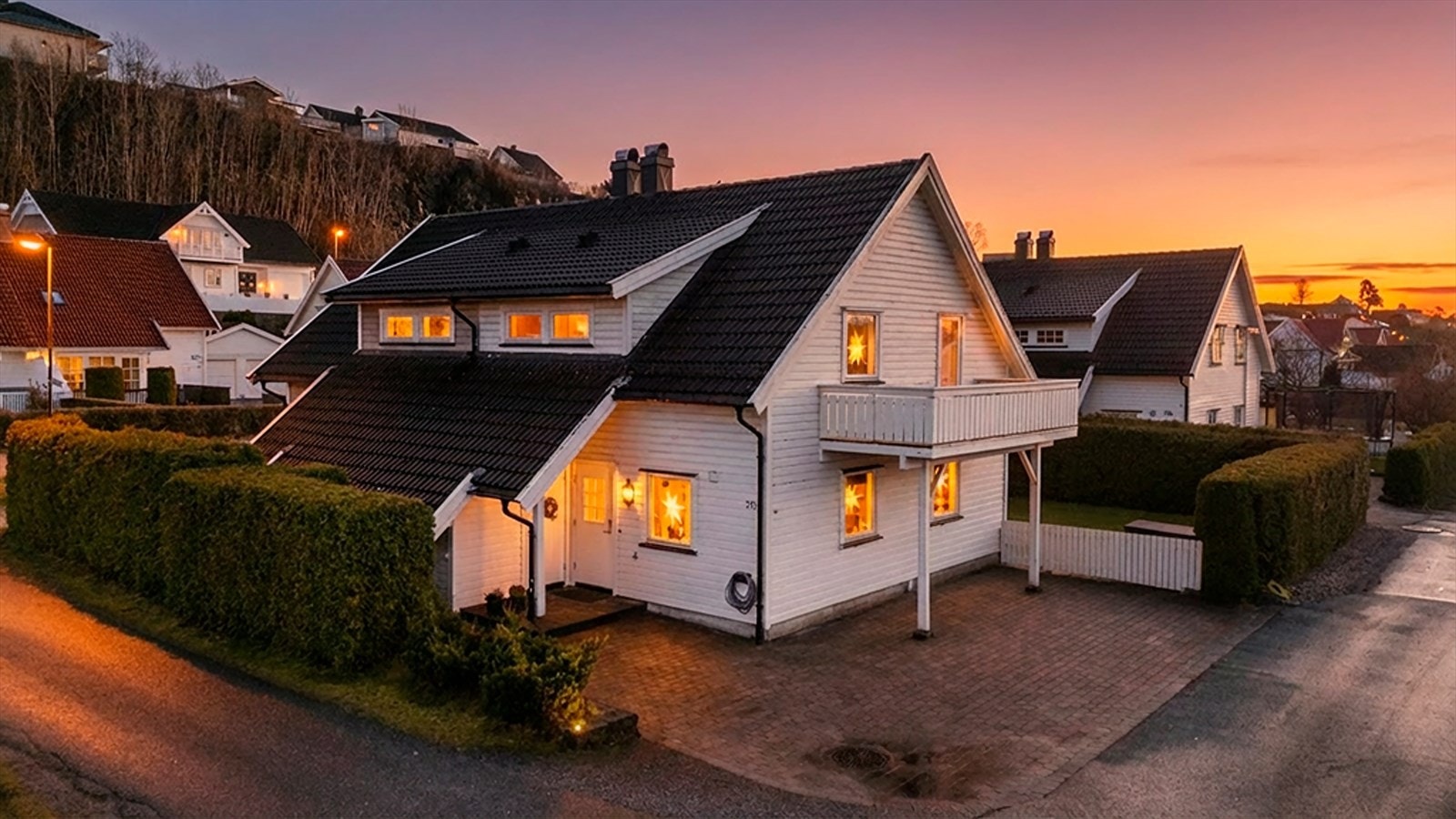 Halvpart av vertikaldelt tomannsbolig med praktiske rom over to plan - 3 soverom Galleribilde