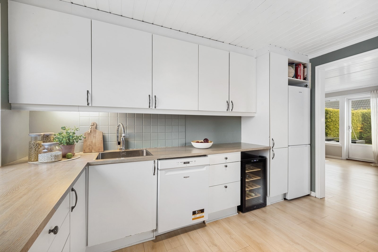 Det er meget god oppbevaringsplass i innredning og rikelig med arbeidsplass på benkeflater Galleribilde