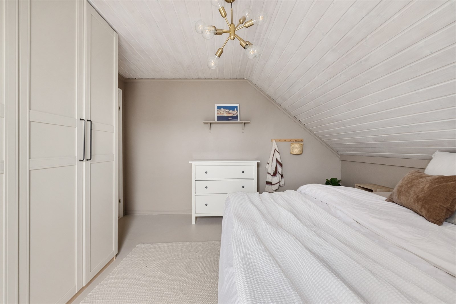 Alle soverommene er av god størrelse, med god plass til dobbeltseng Galleribilde