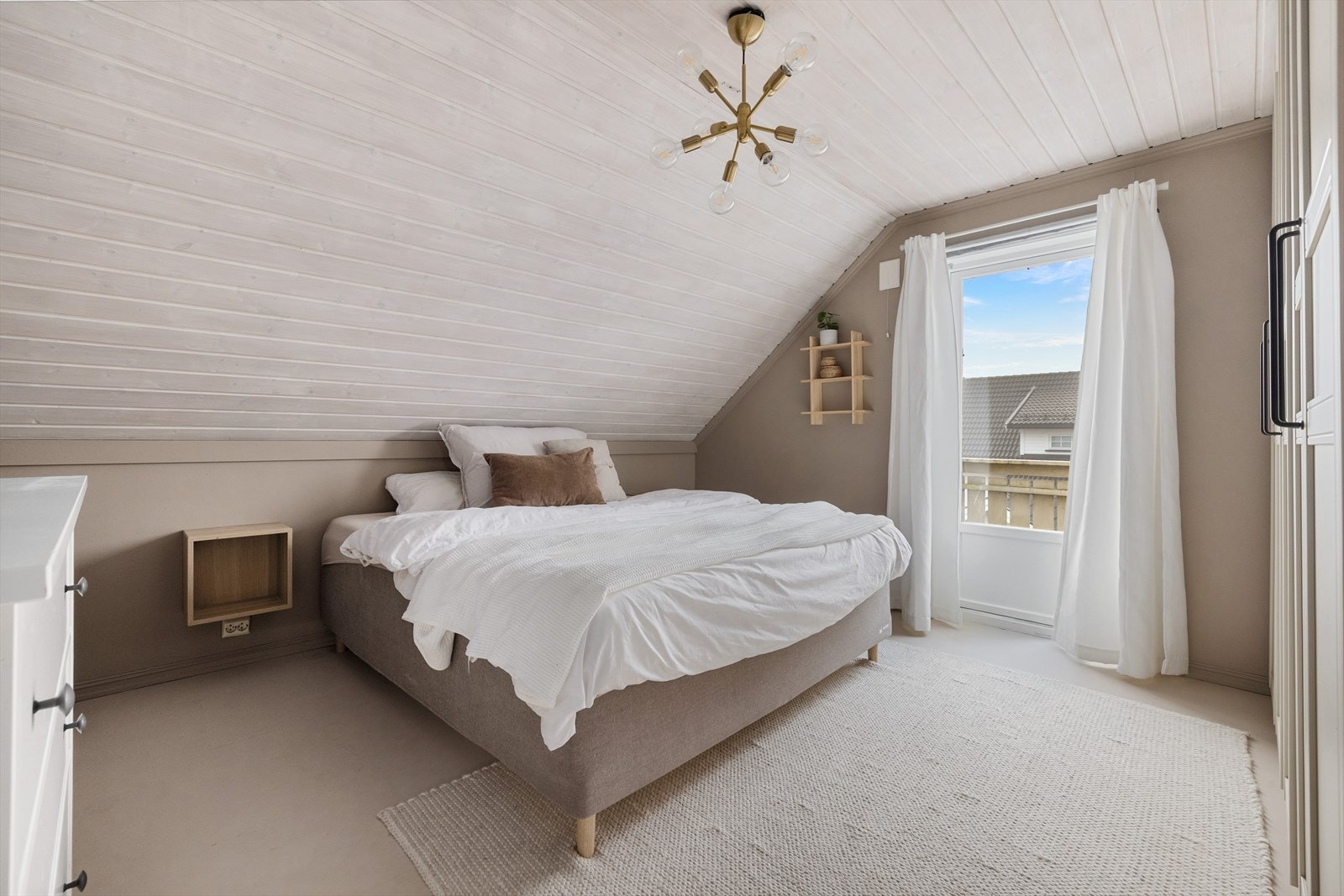 Det er totalt tre soverom i denne tomannsboligen, alle beliggende i 2. etasje Galleribilde